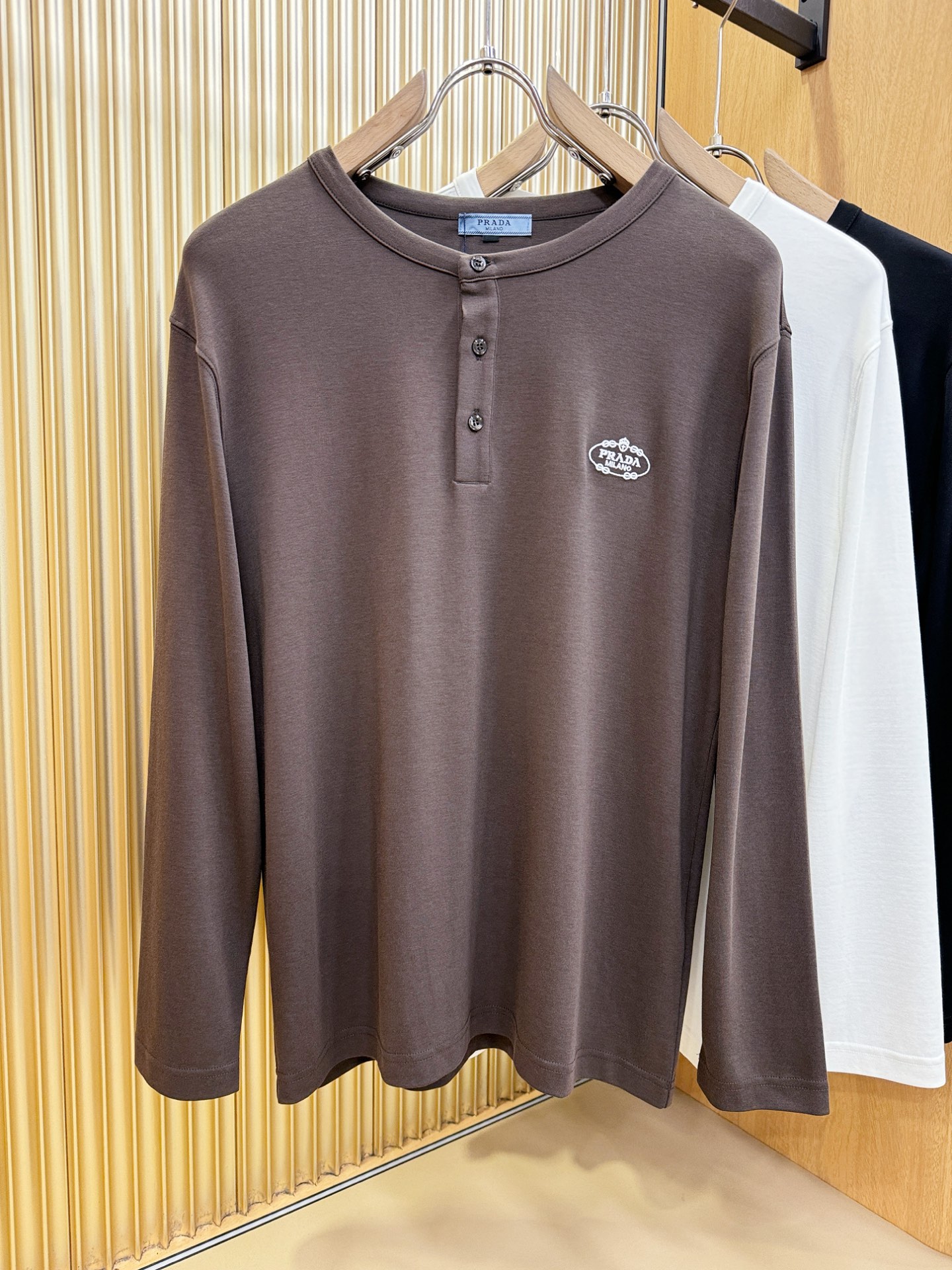 PRADA 普拉达 新品 长袖T恤，经典Logo设计，百搭款 官网同步发售 定制面料，柔软细腻 舒适透气
