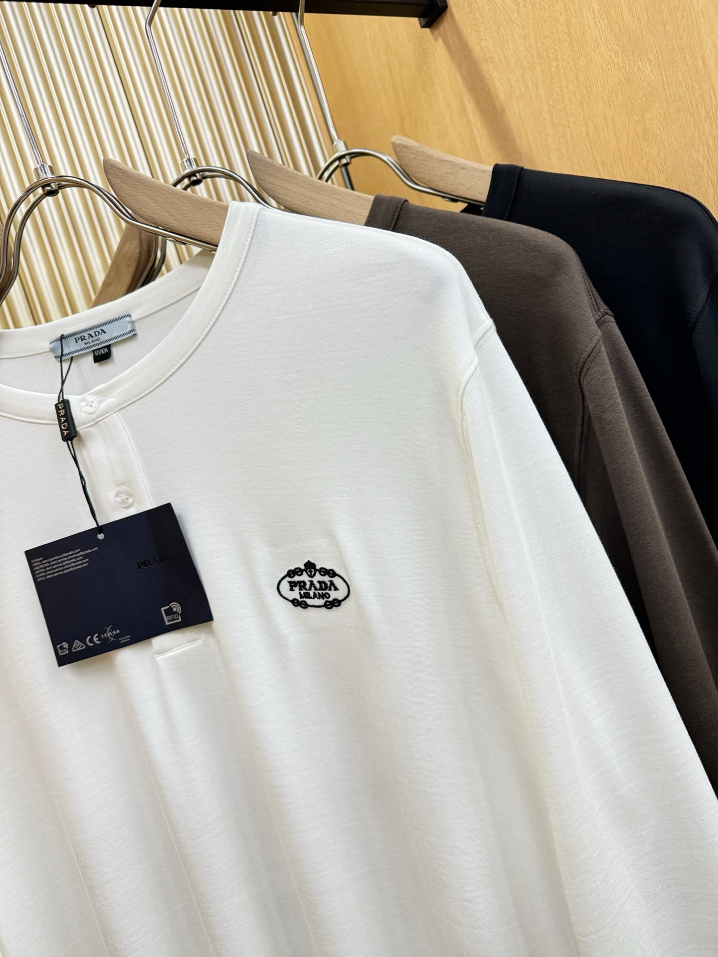 PRADA 普拉达 新品 长袖T恤，经典Logo设计，百搭款 官网同步发售 定制面料，柔软细腻 舒适透气