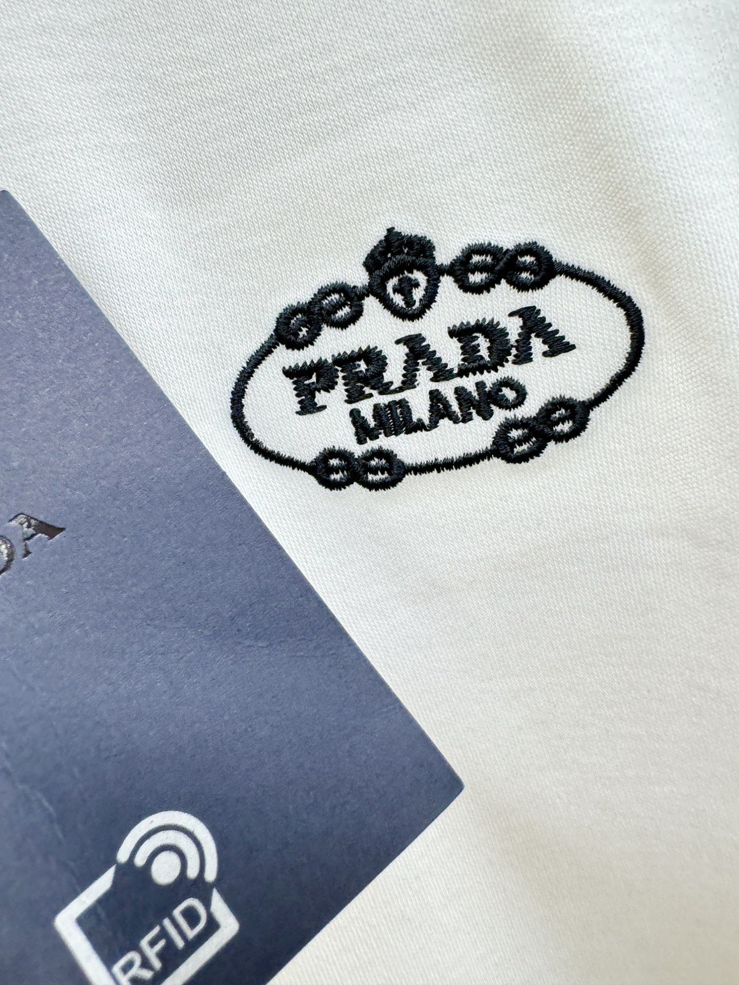 PRADA 普拉达 新品 长袖T恤，经典Logo设计，百搭款 官网同步发售 定制面料，柔软细腻 舒适透气