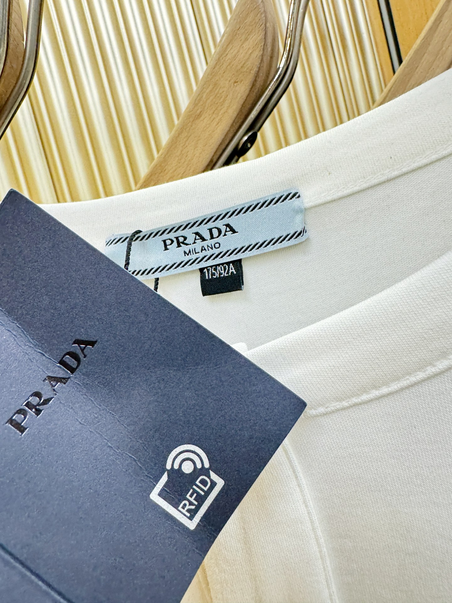 PRADA 普拉达 新品 长袖T恤，经典Logo设计，百搭款 官网同步发售 定制面料，柔软细腻 舒适透气