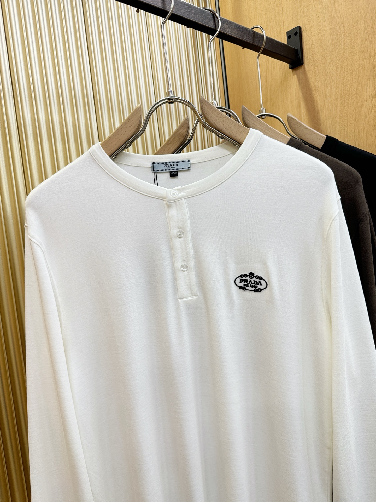PRADA 普拉达 新品 长袖T恤，经典Logo设计，百搭款 官网同步发售 定制面料，柔软细腻 舒适透气
