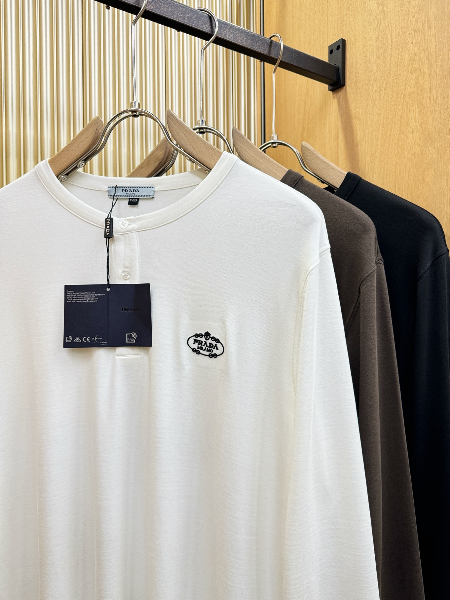 PRADA 普拉达 新品 长袖T恤，经典Logo设计，百搭款 官网同步发售 定制面料，柔软细腻 舒适透气