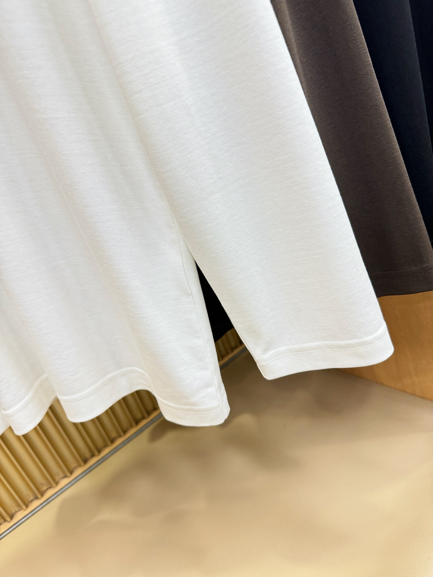 PRADA 普拉达 新品 长袖T恤，经典Logo设计，百搭款 官网同步发售 定制面料，柔软细腻 舒适透气