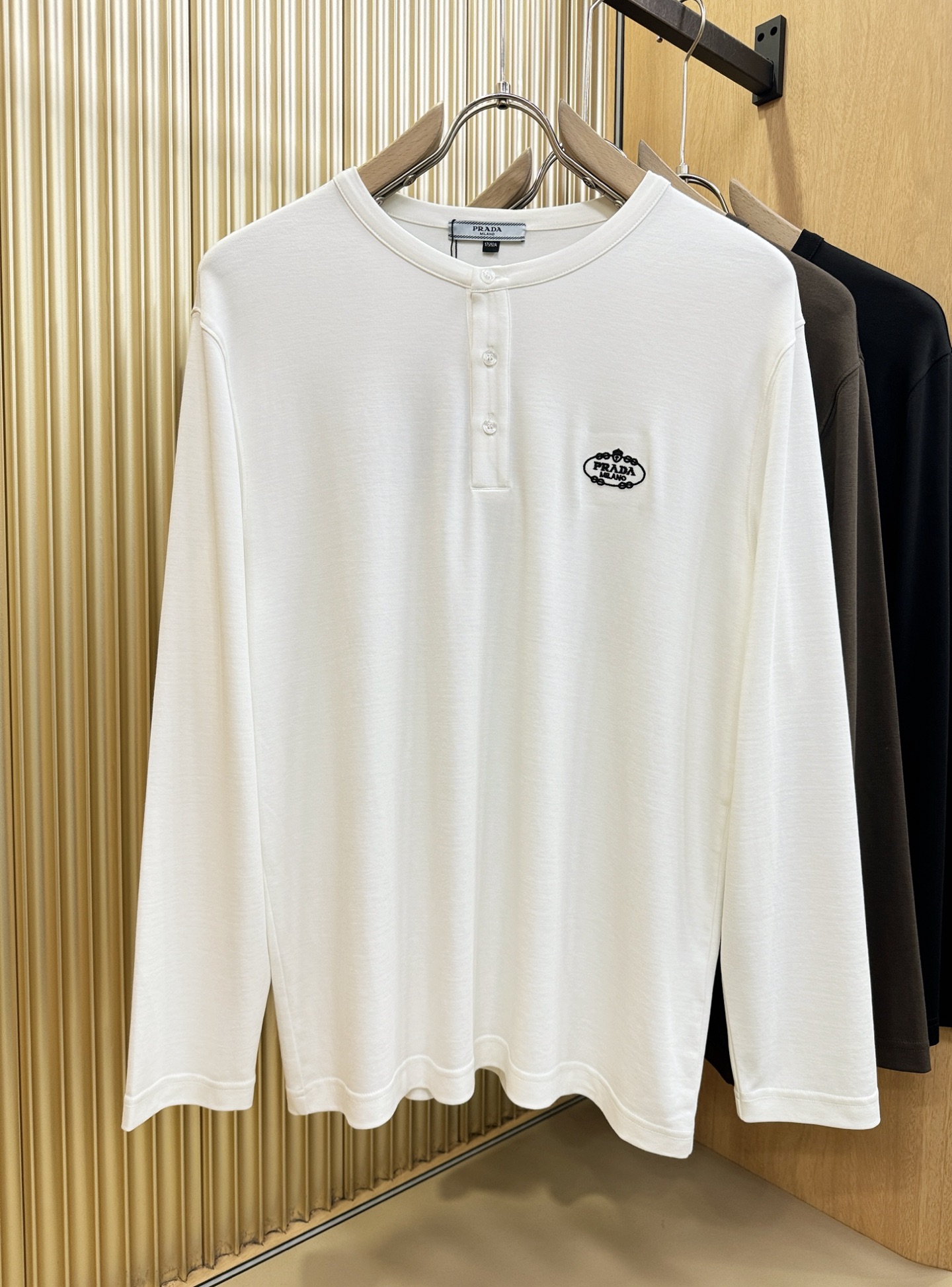 PRADA 普拉达 新品 长袖T恤，经典Logo设计，百搭款 官网同步发售 定制面料，柔软细腻 舒适透气