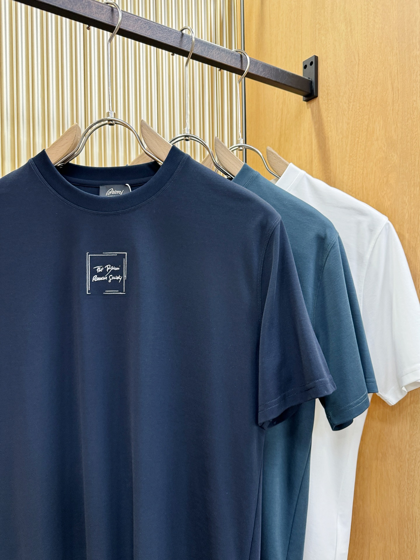 Brioni 布里奥尼 顶级品质 2026新品短袖！原版定制面料，手感柔软。顶级进口私货，时尚设计潮流短