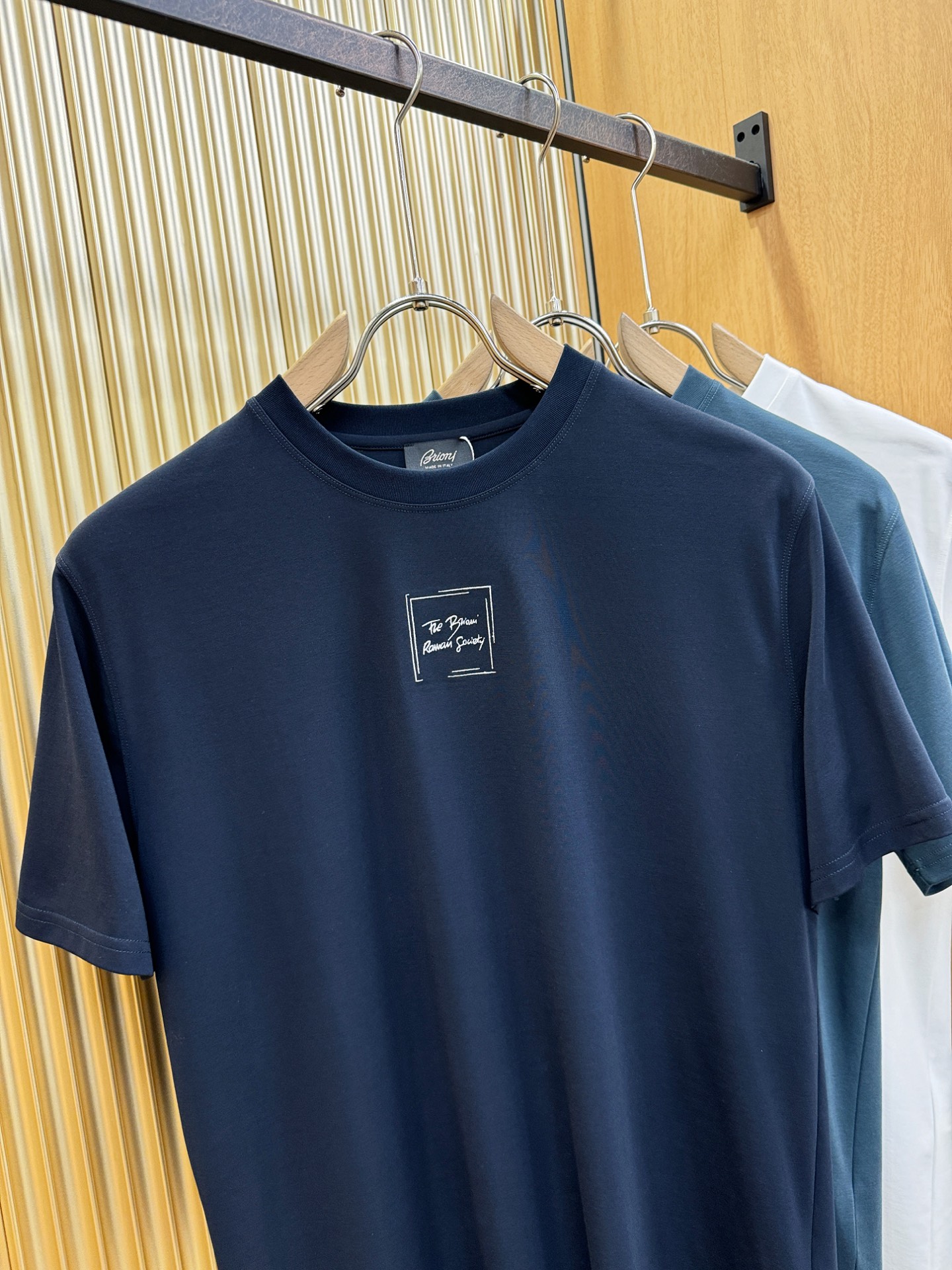 Brioni 布里奥尼 顶级品质 2026新品短袖！原版定制面料，手感柔软。顶级进口私货，时尚设计潮流短