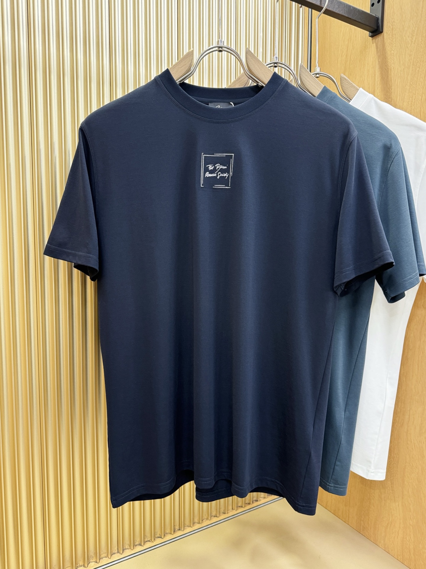 Brioni 布里奥尼 顶级品质 2026新品短袖！原版定制面料，手感柔软。顶级进口私货，时尚设计潮流短