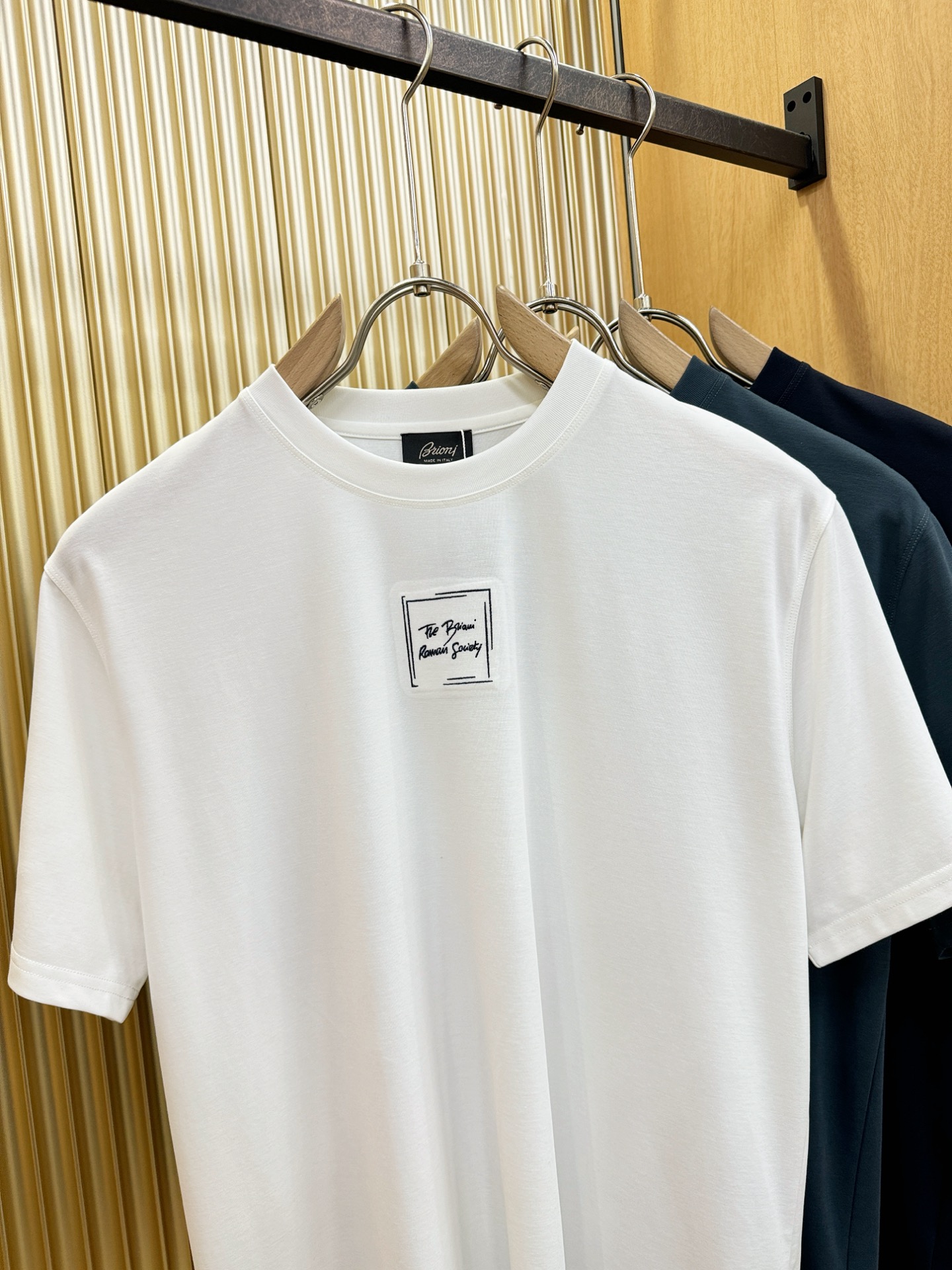 Brioni 布里奥尼 顶级品质 2026新品短袖！原版定制面料，手感柔软。顶级进口私货，时尚设计潮流短