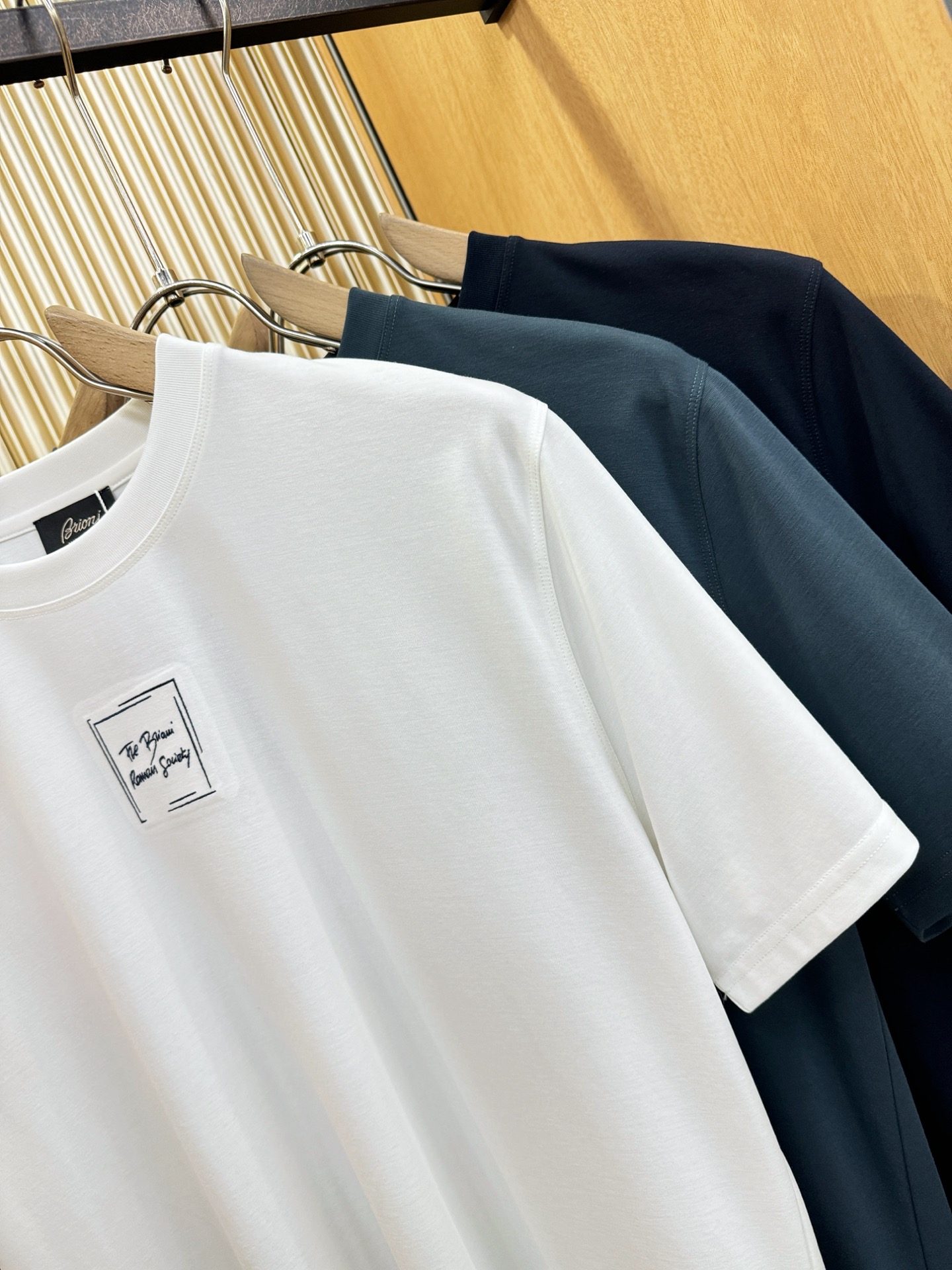 Brioni 布里奥尼 顶级品质 2026新品短袖！原版定制面料，手感柔软。顶级进口私货，时尚设计潮流短