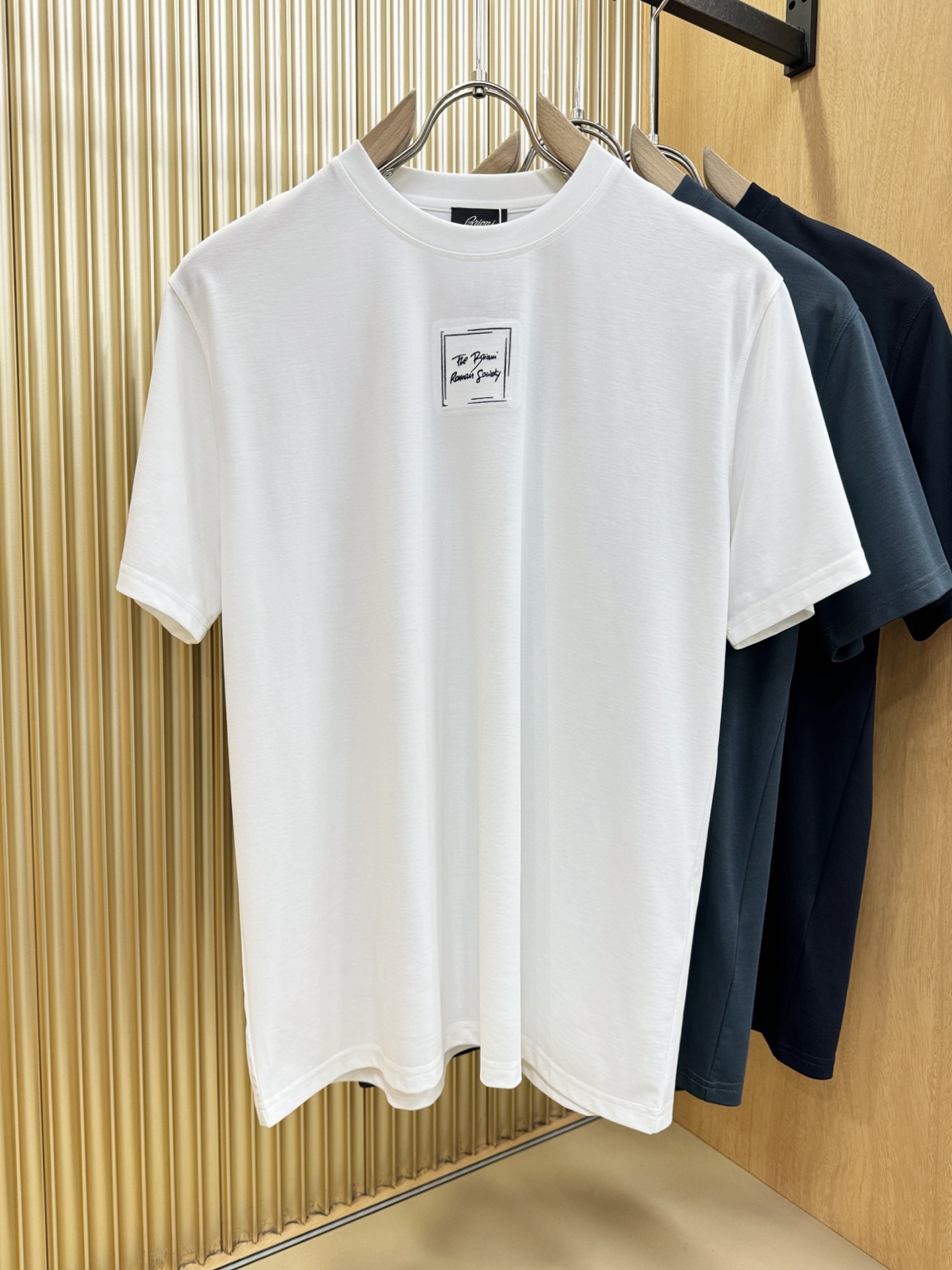 Brioni 布里奥尼 顶级品质 2026新品短袖！原版定制面料，手感柔软。顶级进口私货，时尚设计潮流短