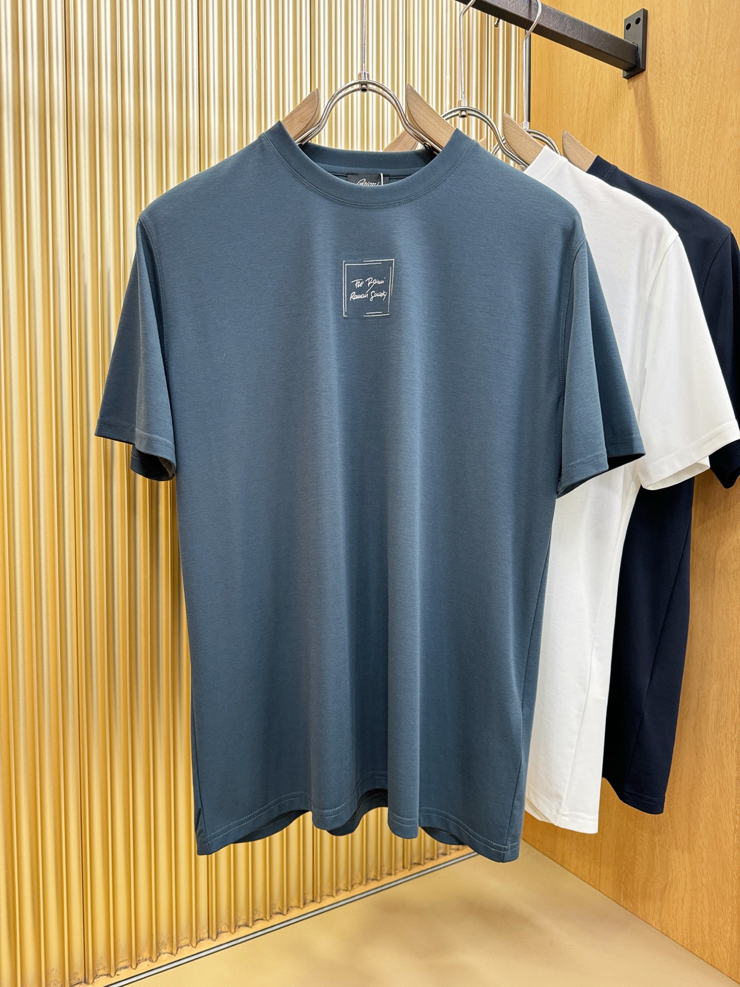 Brioni 布里奥尼 顶级品质 2026新品短袖！原版定制面料，手感柔软。顶级进口私货，时尚设计潮流短