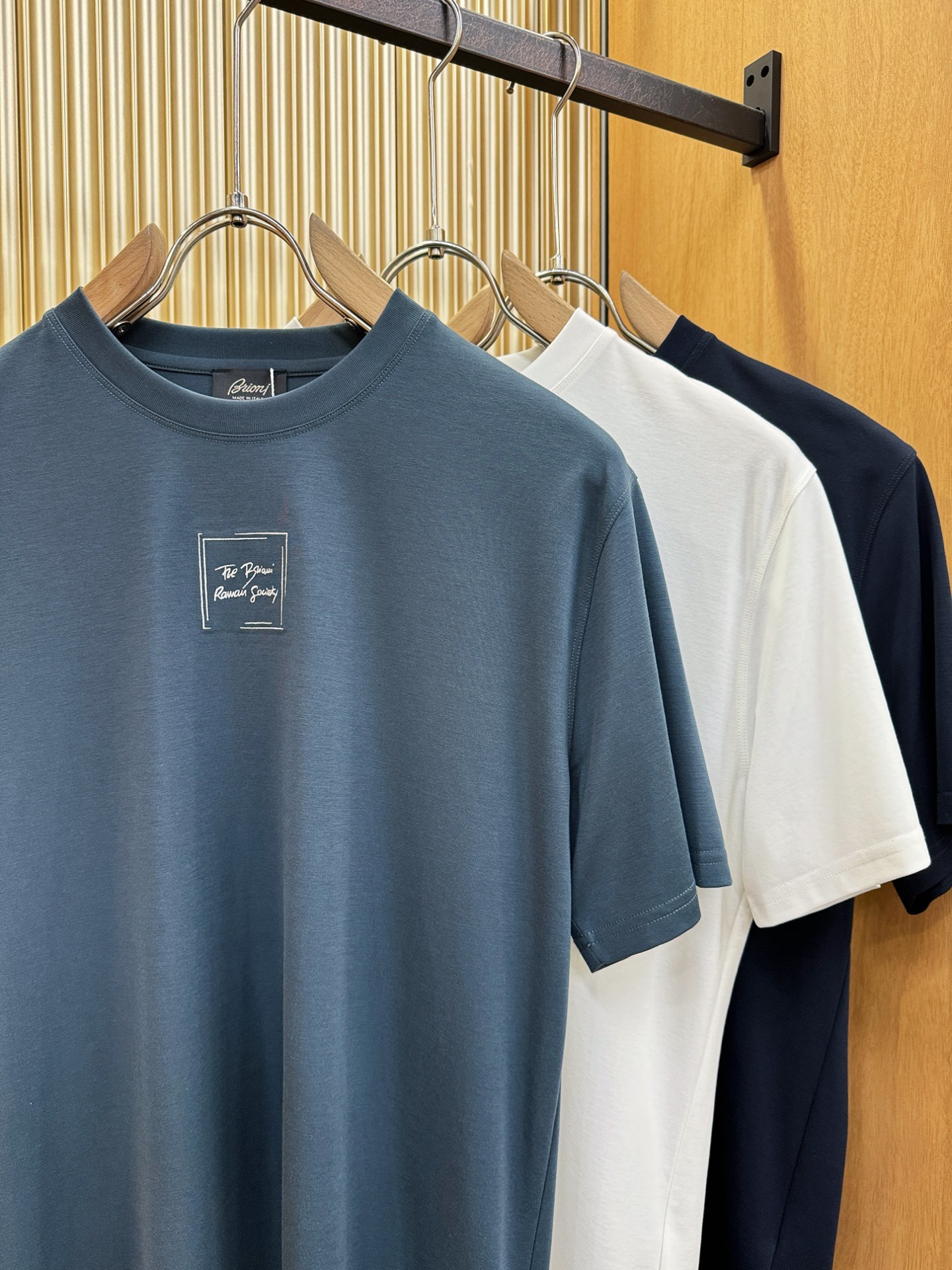 Brioni 布里奥尼 顶级品质 2026新品短袖！原版定制面料，手感柔软。顶级进口私货，时尚设计潮流短