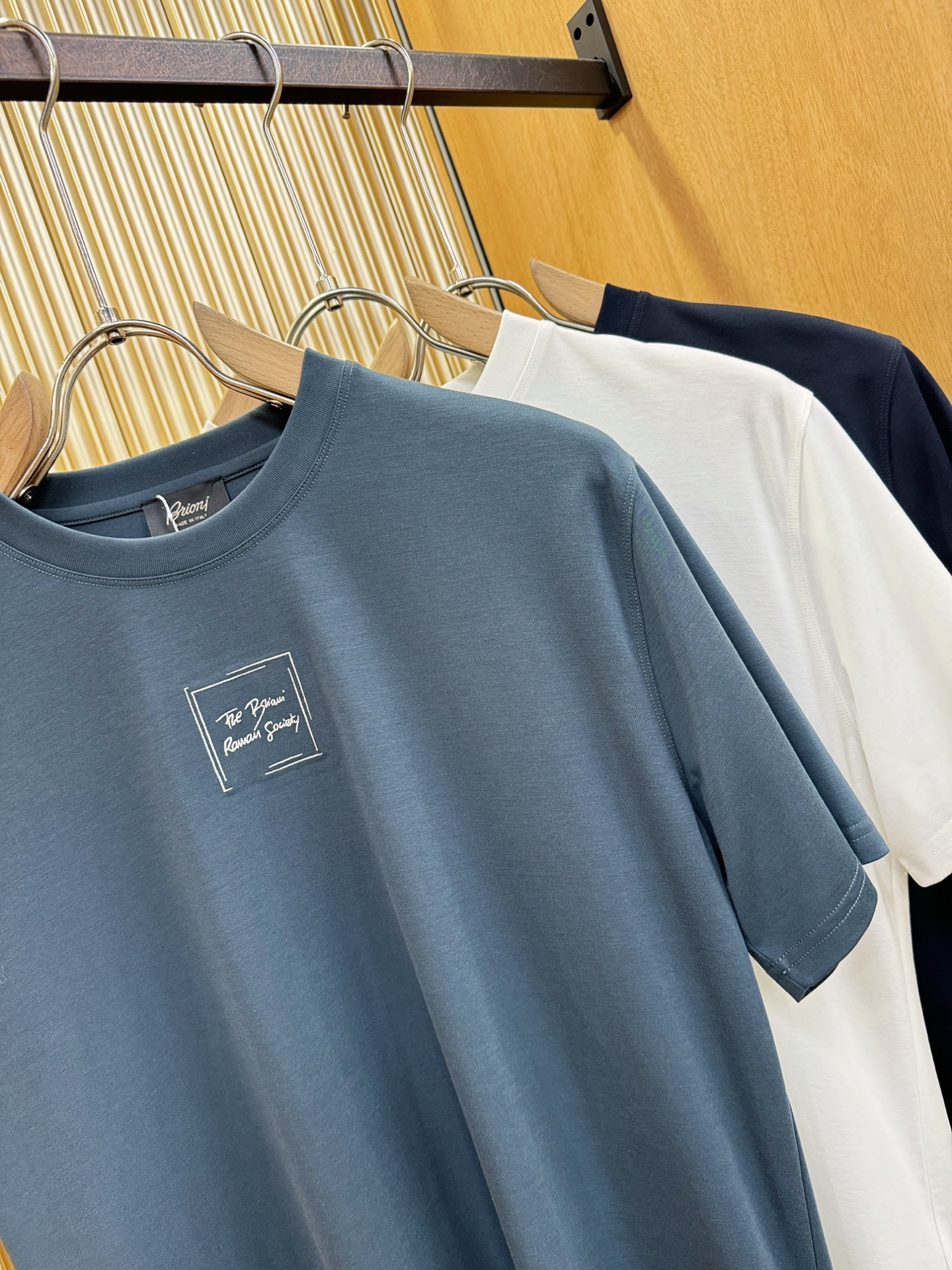 Brioni 布里奥尼 顶级品质 2026新品短袖！原版定制面料，手感柔软。顶级进口私货，时尚设计潮流短