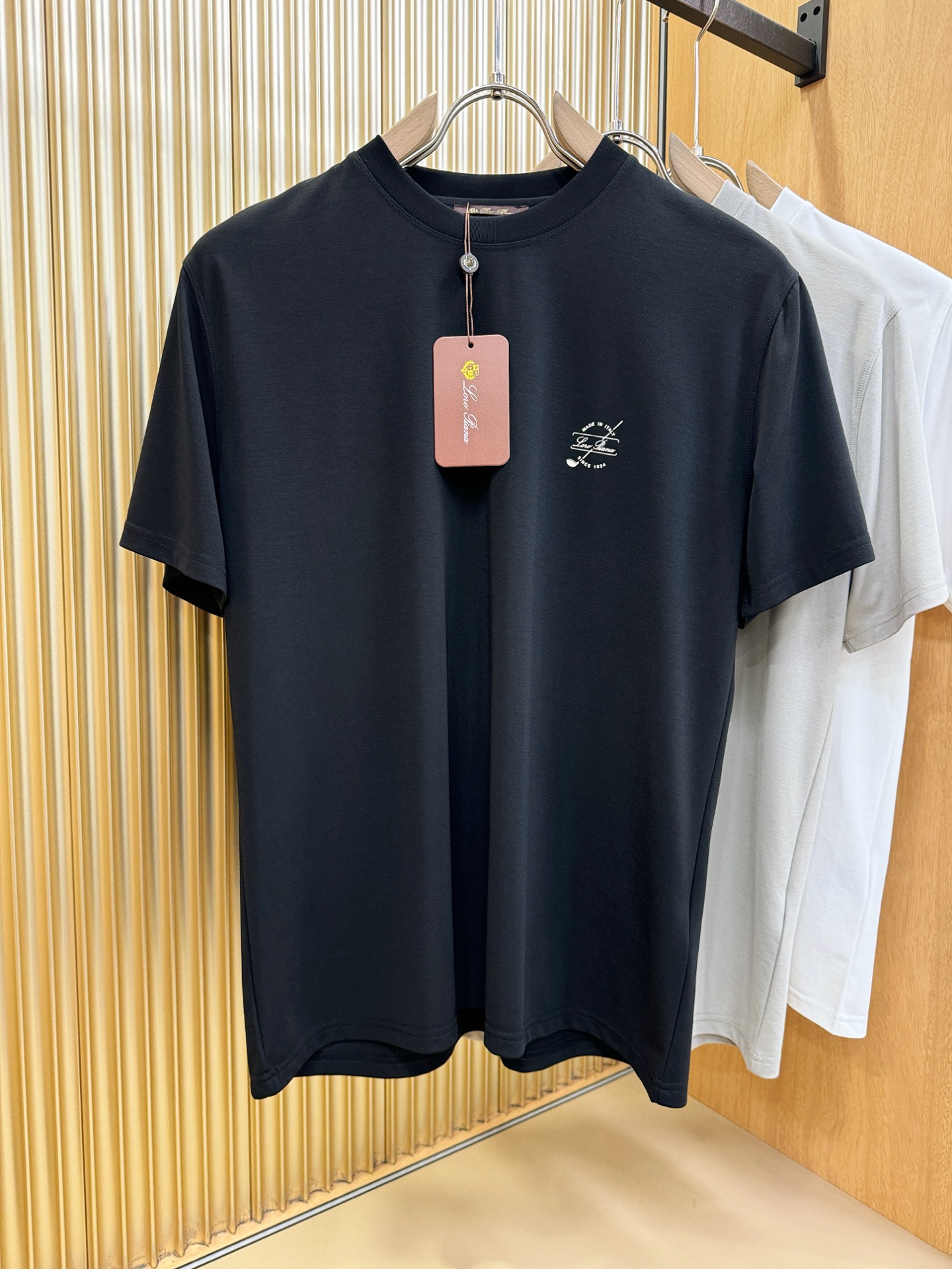 Loro Piana诺悠翩雅 顶级品质 2026新品短袖！原版定制面料，手感柔软。顶级进口私货，时尚设计