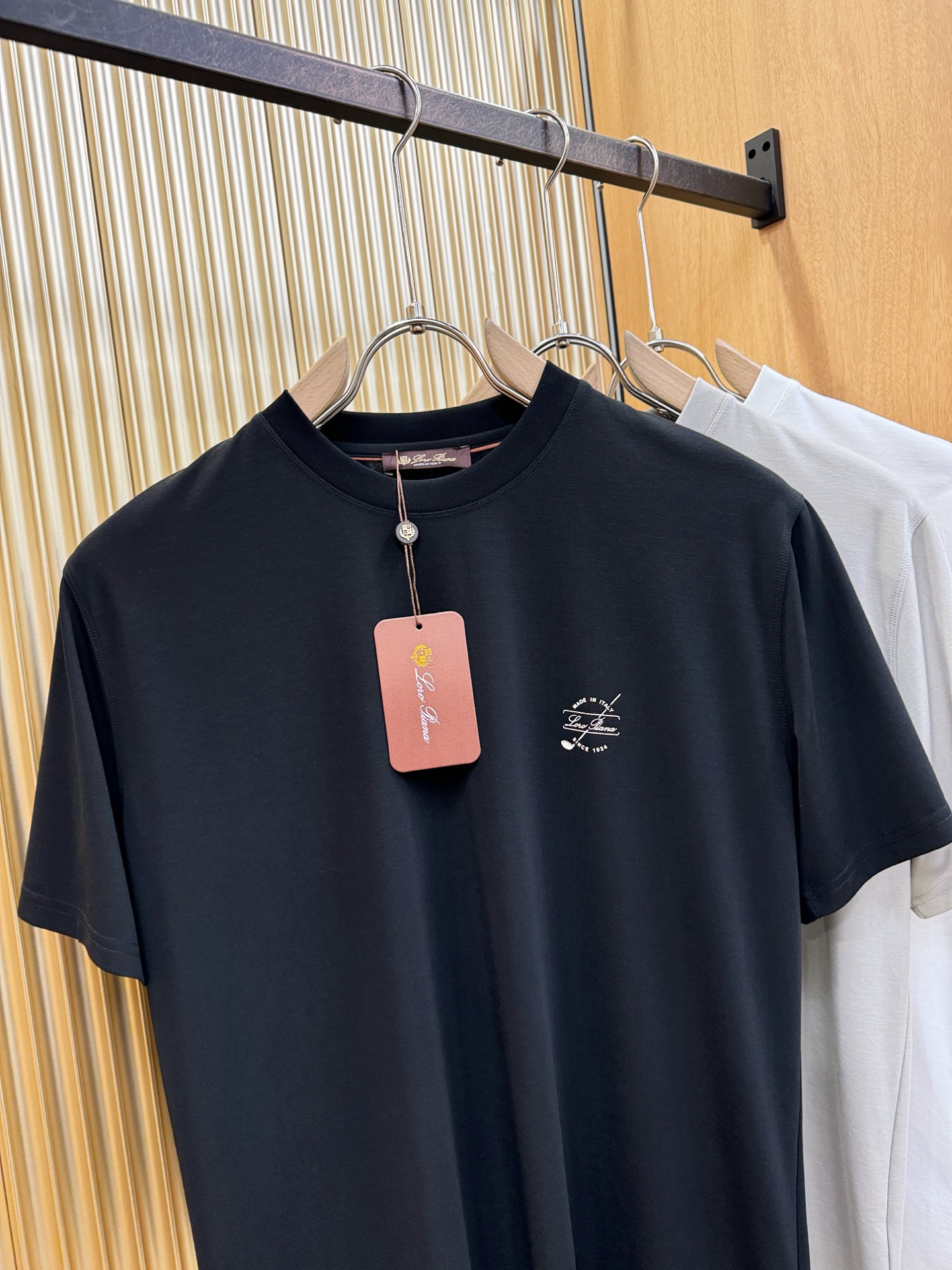 Loro Piana诺悠翩雅 顶级品质 2026新品短袖！原版定制面料，手感柔软。顶级进口私货，时尚设计