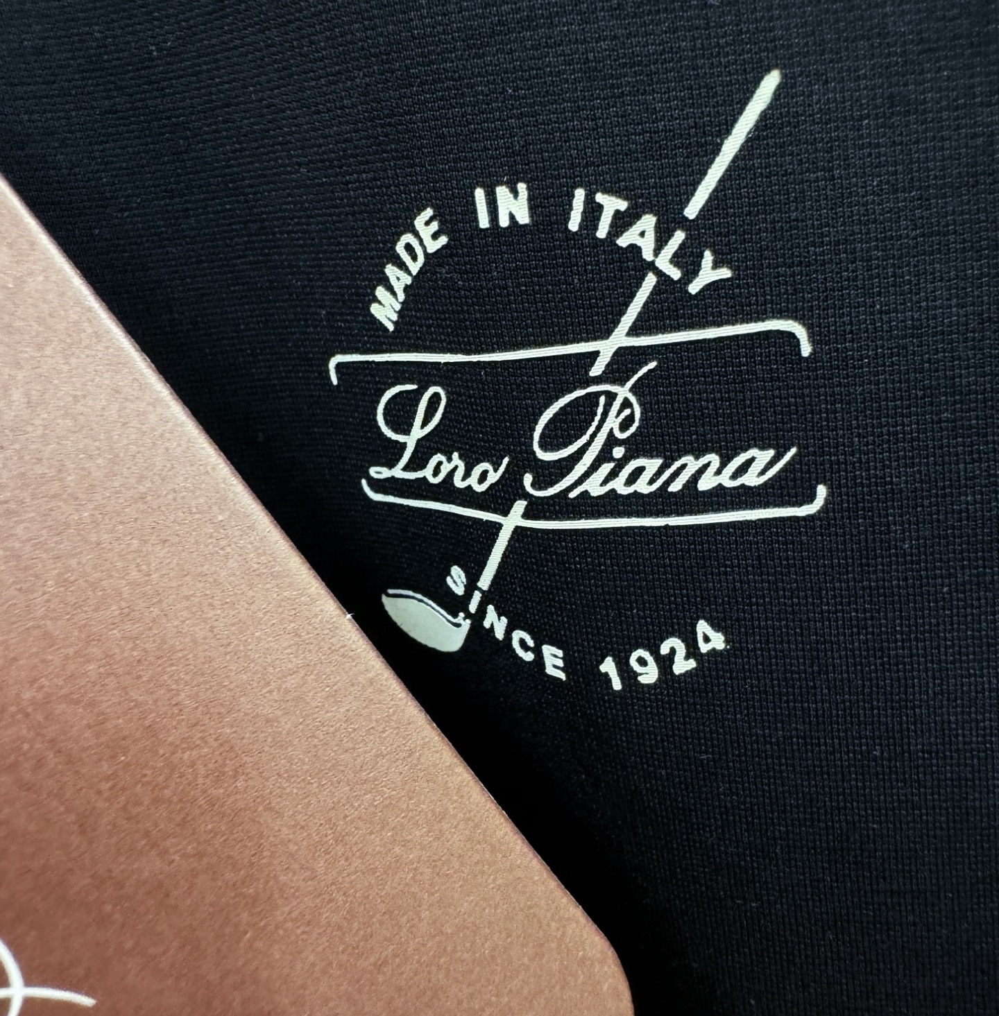 Loro Piana诺悠翩雅 顶级品质 2026新品短袖！原版定制面料，手感柔软。顶级进口私货，时尚设计