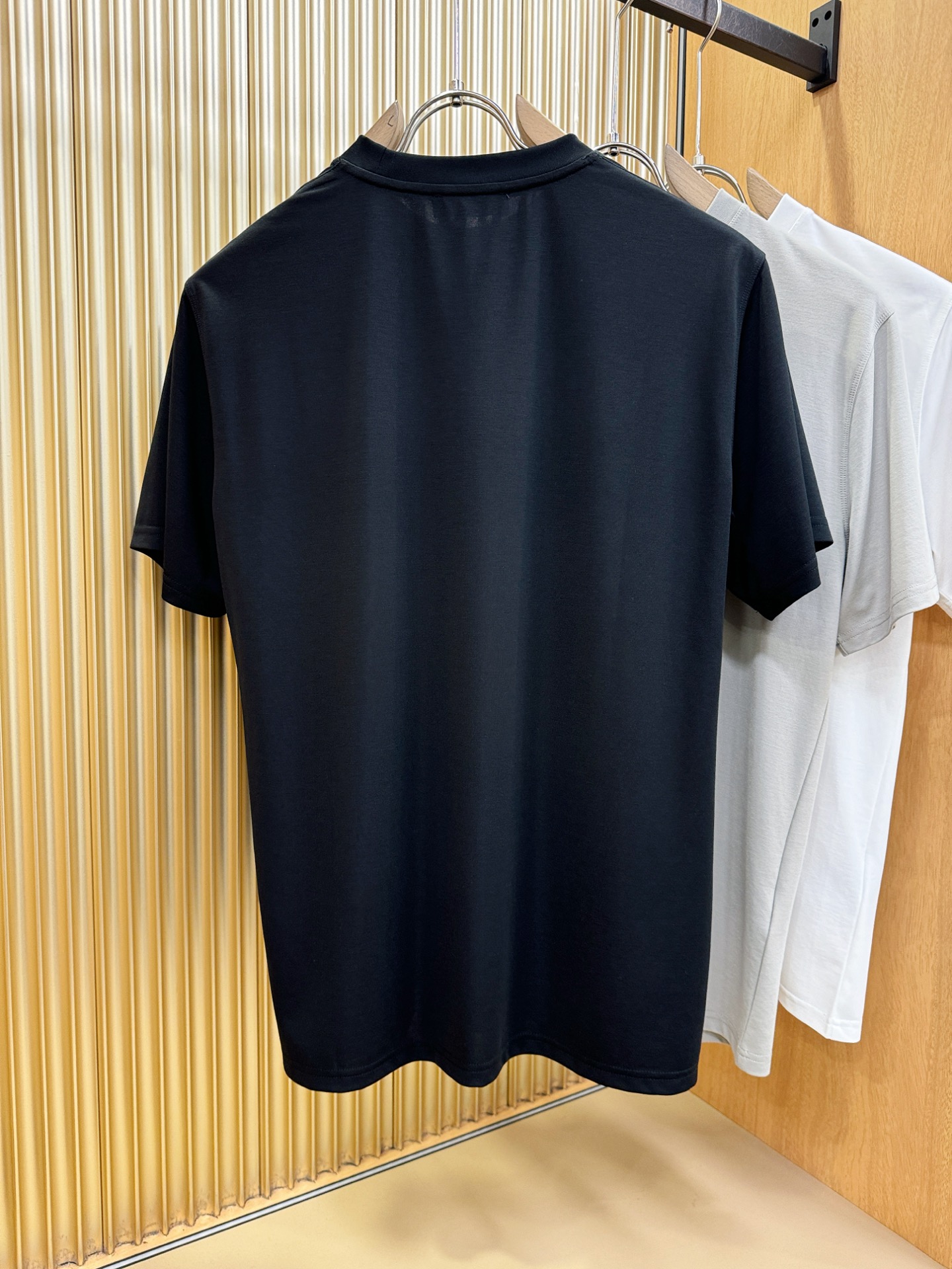 Loro Piana诺悠翩雅 顶级品质 2026新品短袖！原版定制面料，手感柔软。顶级进口私货，时尚设计