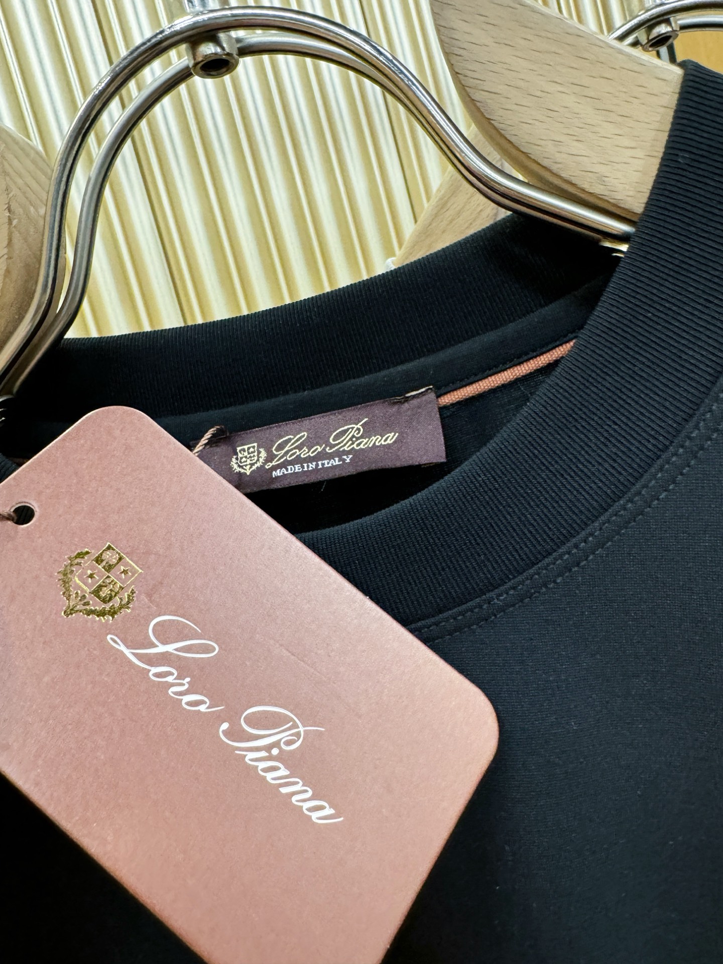 Loro Piana诺悠翩雅 顶级品质 2026新品短袖！原版定制面料，手感柔软。顶级进口私货，时尚设计