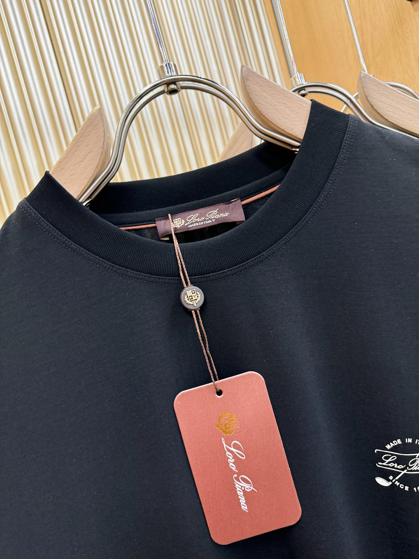 Loro Piana诺悠翩雅 顶级品质 2026新品短袖！原版定制面料，手感柔软。顶级进口私货，时尚设计