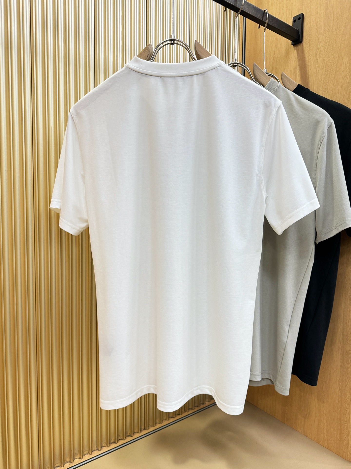 Loro Piana诺悠翩雅 顶级品质 2026新品短袖！原版定制面料，手感柔软。顶级进口私货，时尚设计