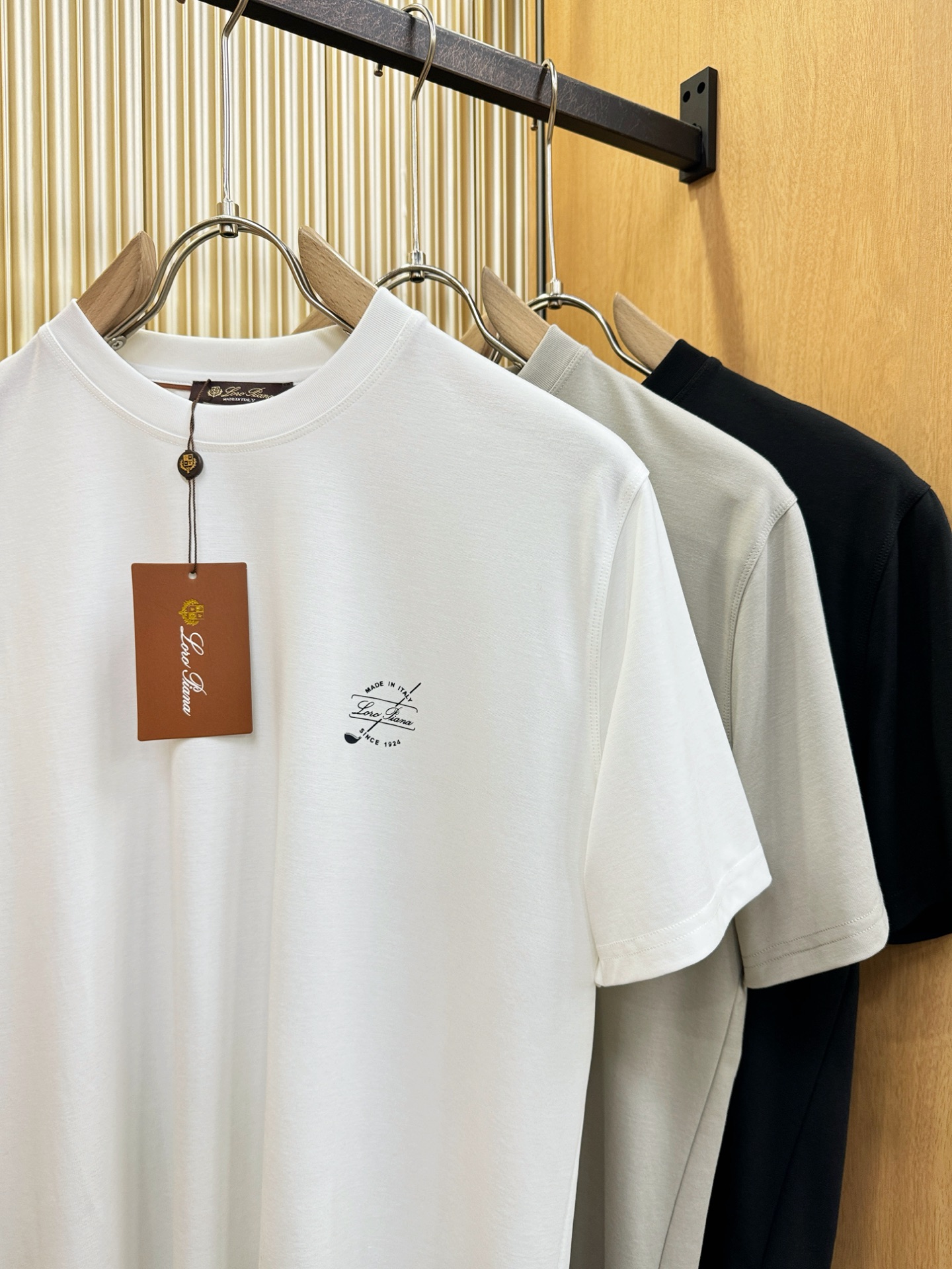 Loro Piana诺悠翩雅 顶级品质 2026新品短袖！原版定制面料，手感柔软。顶级进口私货，时尚设计