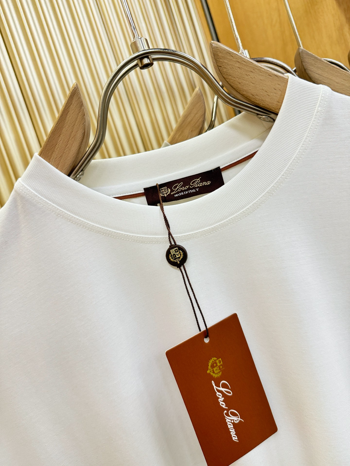 Loro Piana诺悠翩雅 顶级品质 2026新品短袖！原版定制面料，手感柔软。顶级进口私货，时尚设计