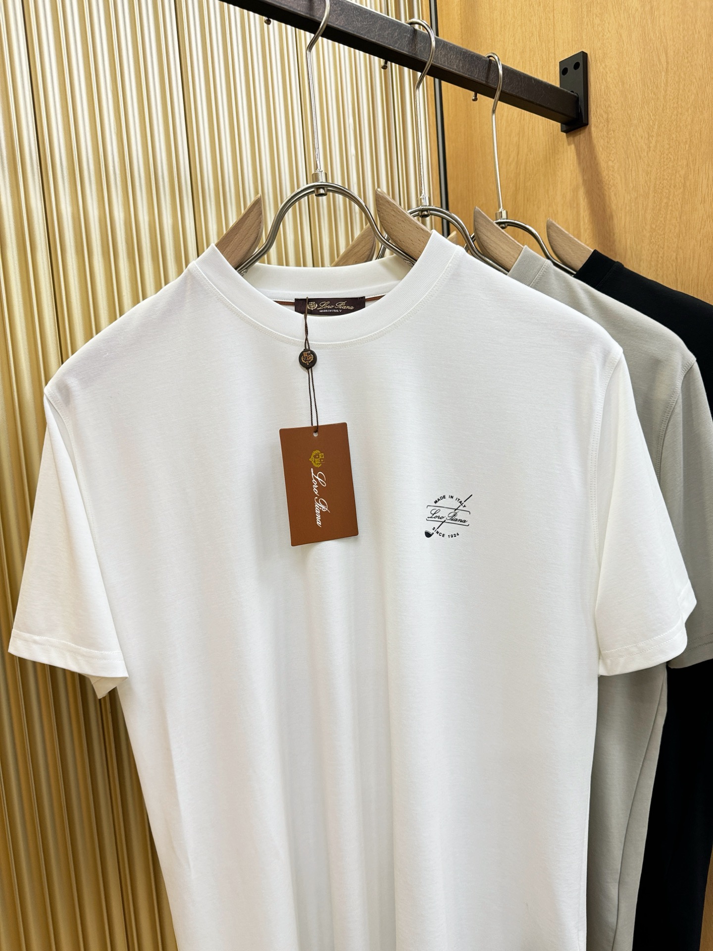 Loro Piana诺悠翩雅 顶级品质 2026新品短袖！原版定制面料，手感柔软。顶级进口私货，时尚设计