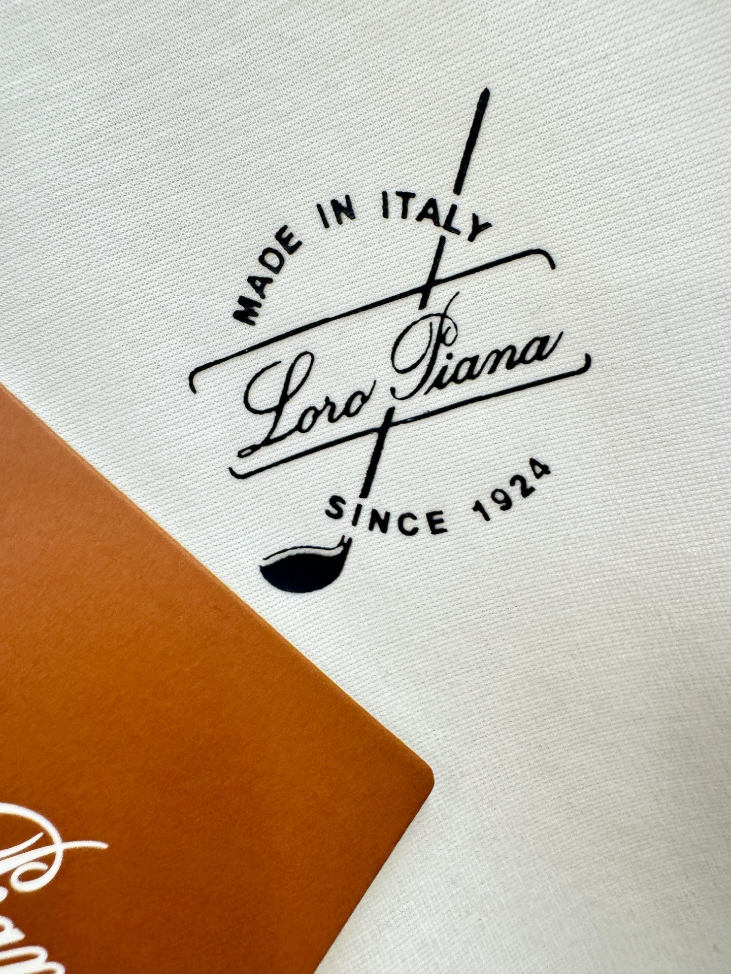 Loro Piana诺悠翩雅 顶级品质 2026新品短袖！原版定制面料，手感柔软。顶级进口私货，时尚设计