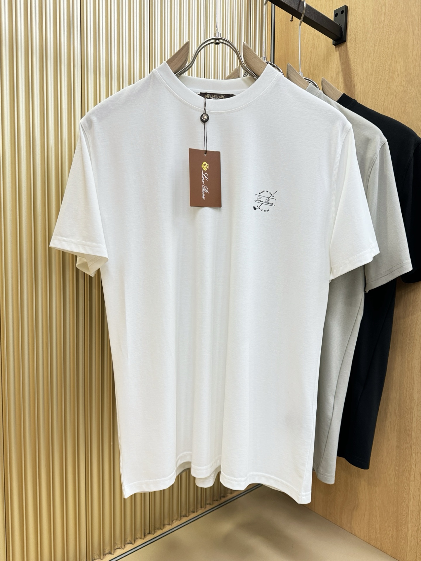 Loro Piana诺悠翩雅 顶级品质 2026新品短袖！原版定制面料，手感柔软。顶级进口私货，时尚设计