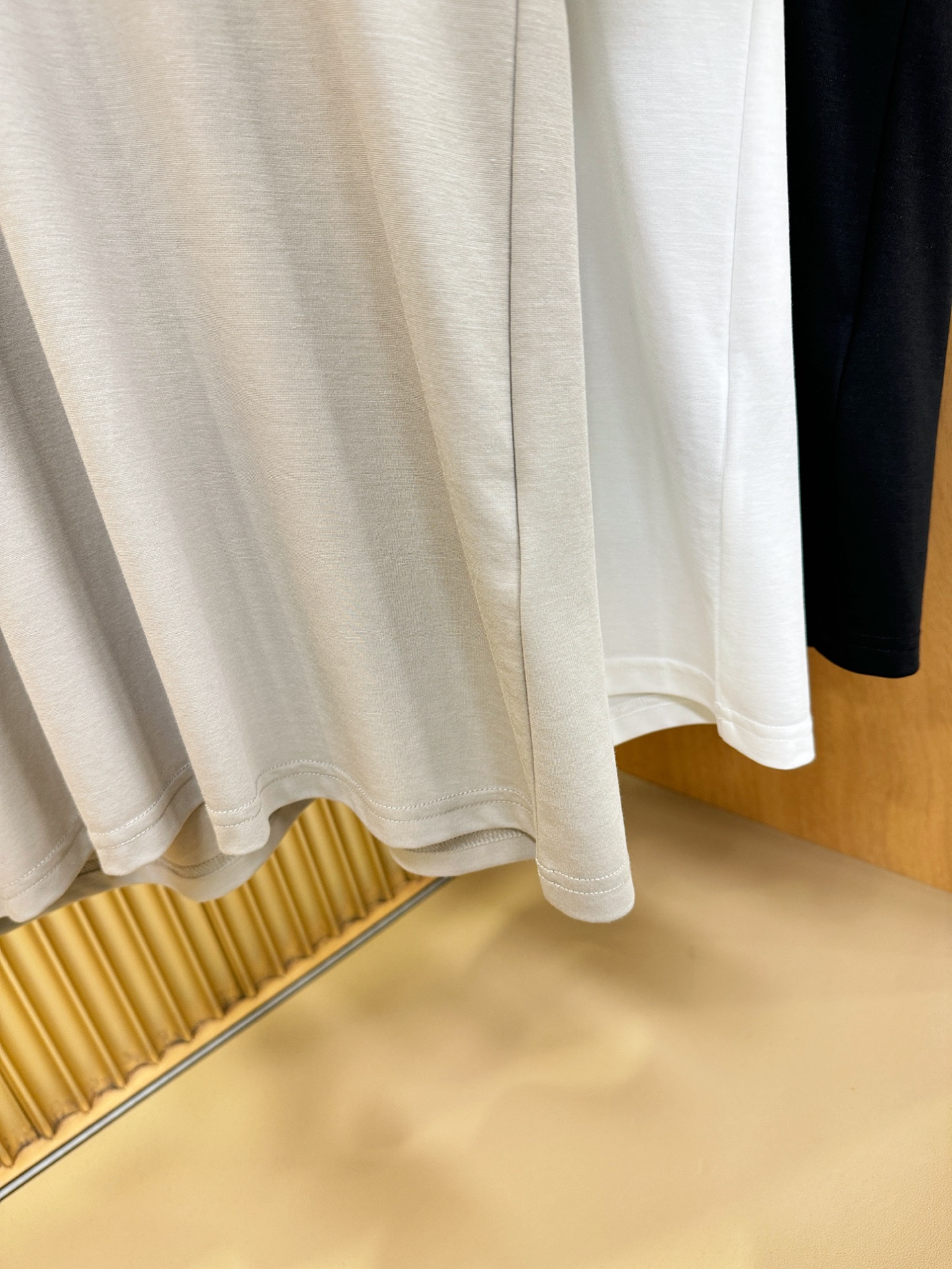 Loro Piana诺悠翩雅 顶级品质 2026新品短袖！原版定制面料，手感柔软。顶级进口私货，时尚设计