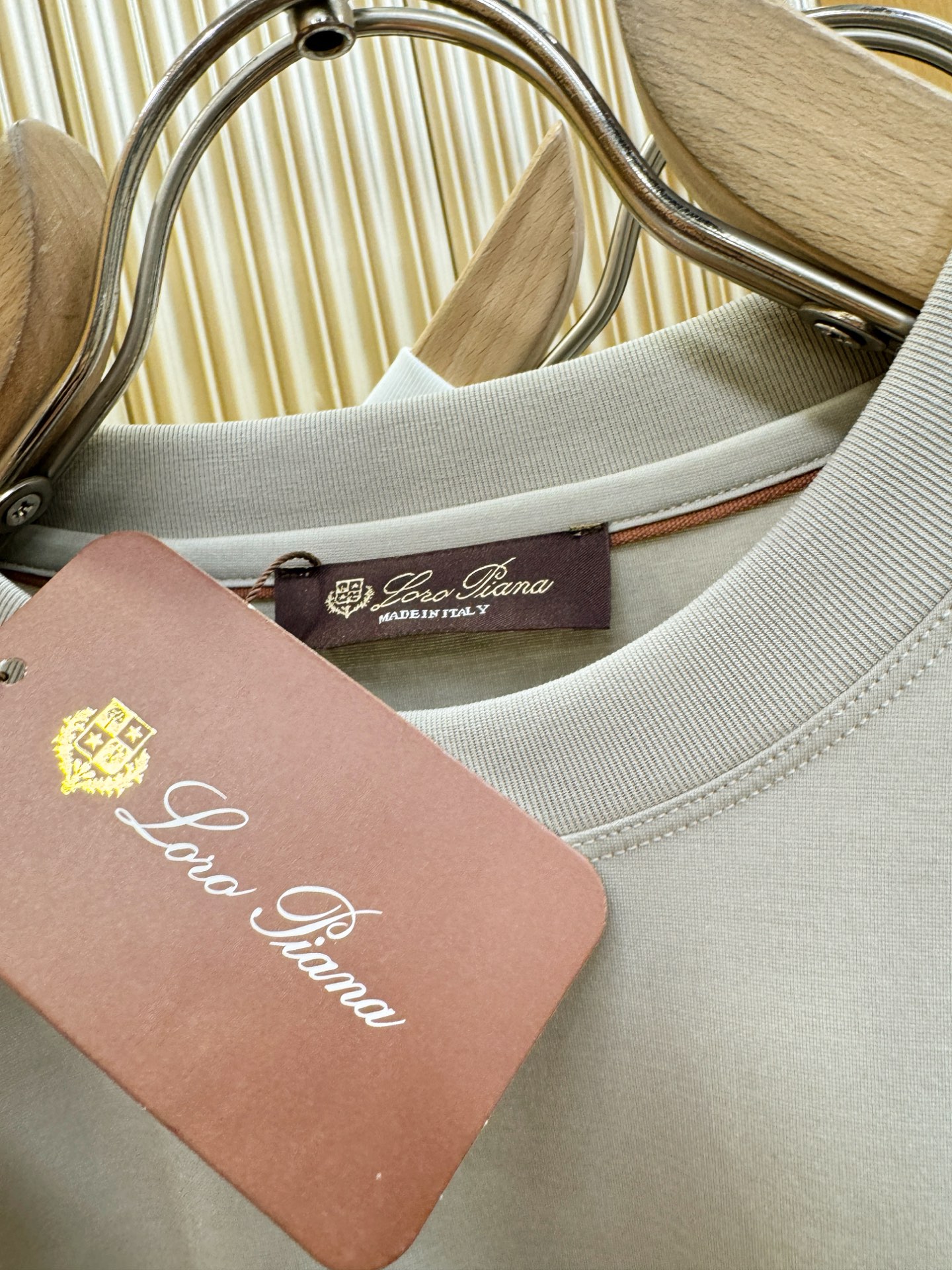 Loro Piana诺悠翩雅 顶级品质 2026新品短袖！原版定制面料，手感柔软。顶级进口私货，时尚设计