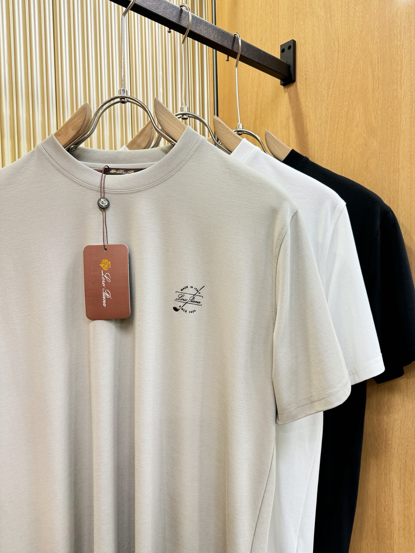 Loro Piana诺悠翩雅 顶级品质 2026新品短袖！原版定制面料，手感柔软。顶级进口私货，时尚设计