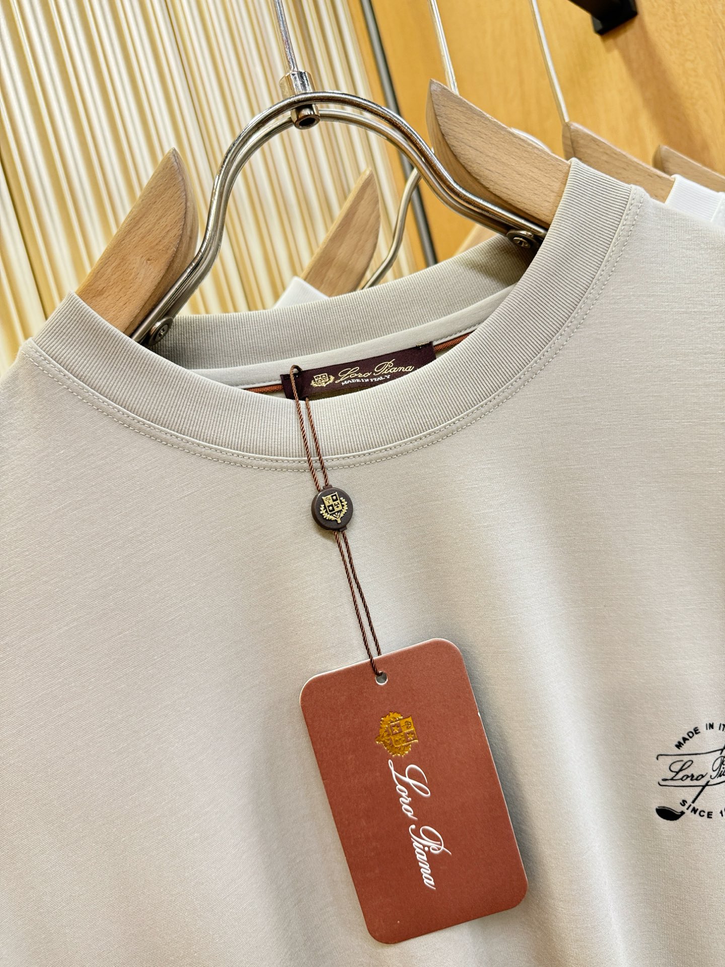 Loro Piana诺悠翩雅 顶级品质 2026新品短袖！原版定制面料，手感柔软。顶级进口私货，时尚设计