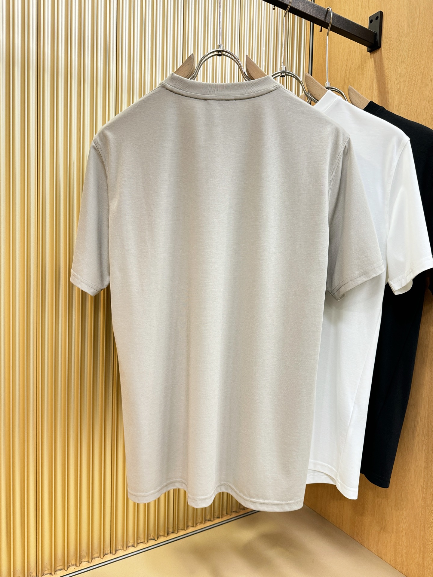 Loro Piana诺悠翩雅 顶级品质 2026新品短袖！原版定制面料，手感柔软。顶级进口私货，时尚设计