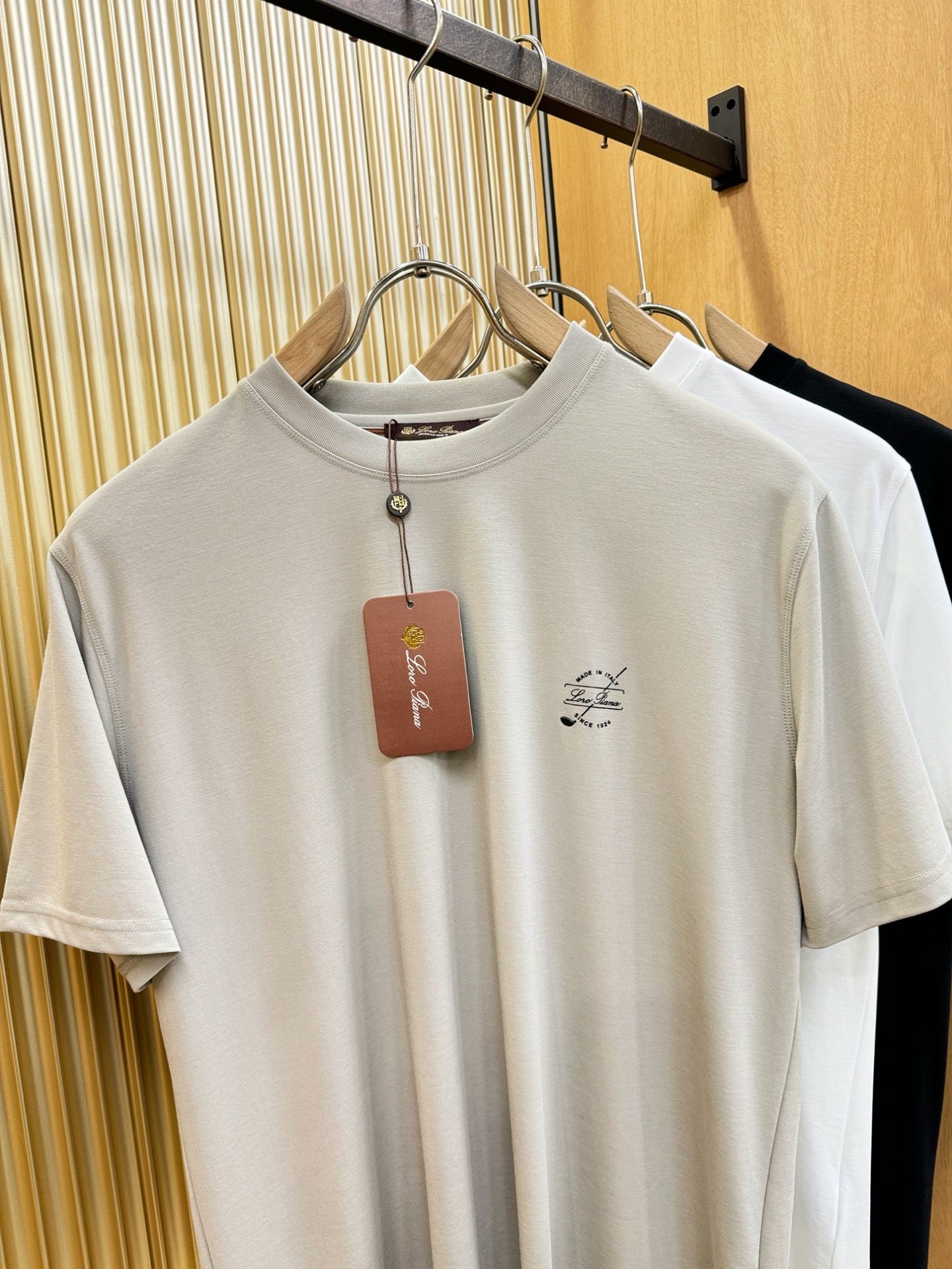 Loro Piana诺悠翩雅 顶级品质 2026新品短袖！原版定制面料，手感柔软。顶级进口私货，时尚设计