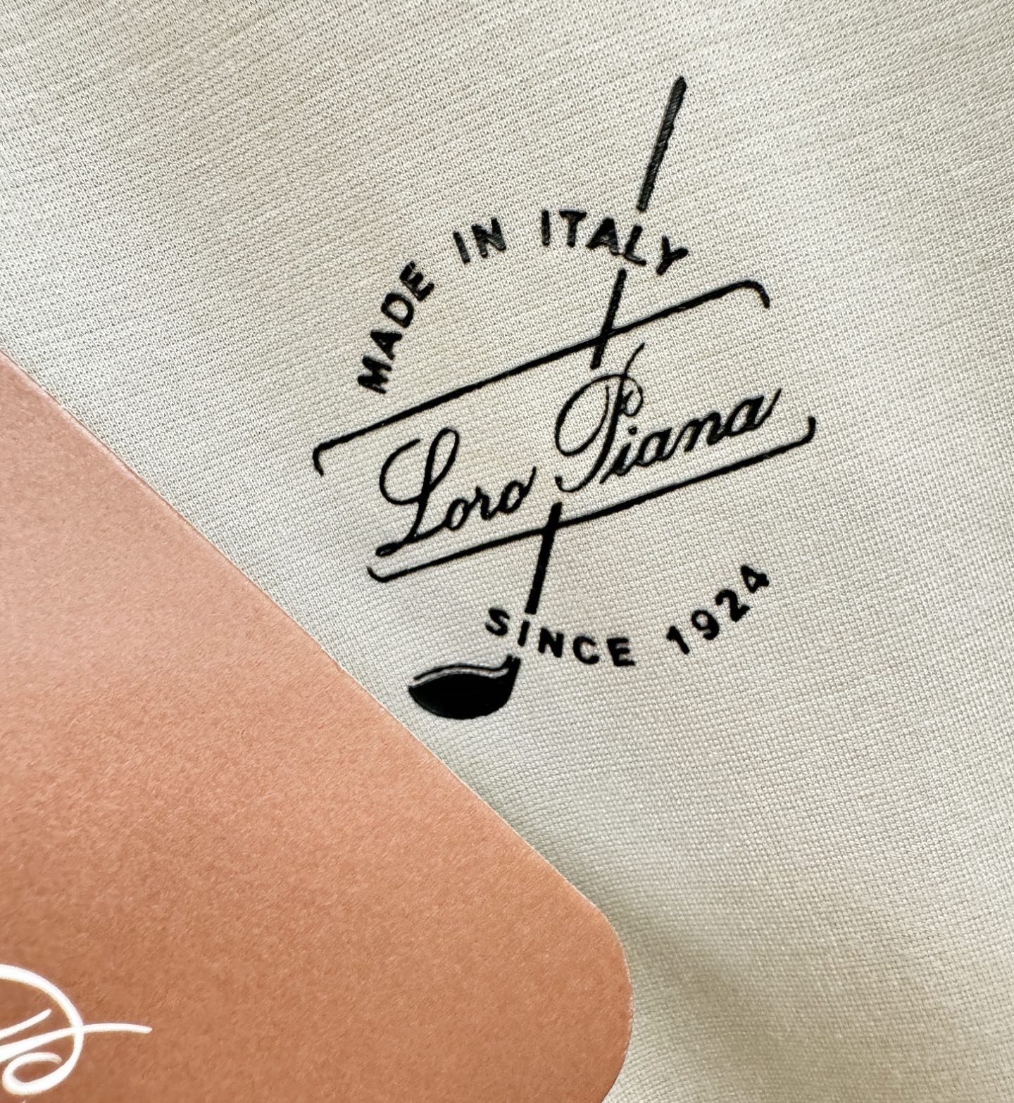 Loro Piana诺悠翩雅 顶级品质 2026新品短袖！原版定制面料，手感柔软。顶级进口私货，时尚设计