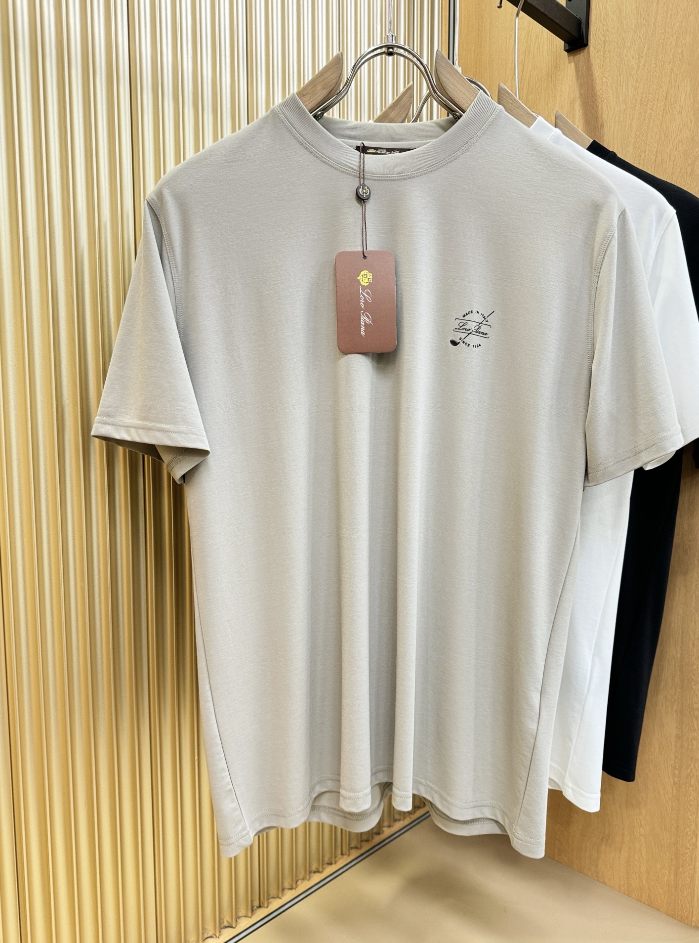 Loro Piana诺悠翩雅 顶级品质 2026新品短袖！原版定制面料，手感柔软。顶级进口私货，时尚设计