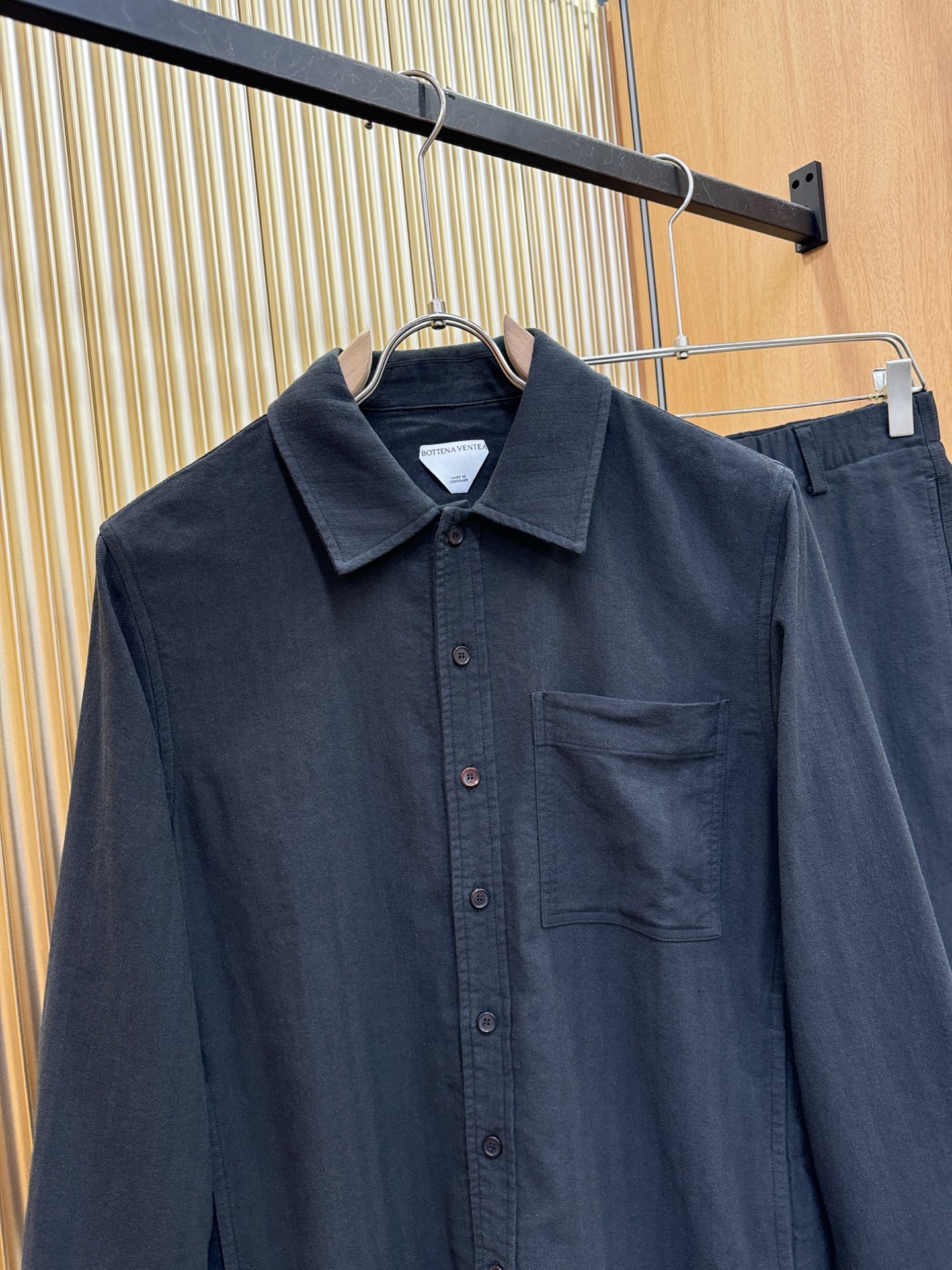 套装 葆蝶家Bottega Veneta 2026专柜同款亚麻套装，100%亚麻面料，亚麻衬衫就足够腔调