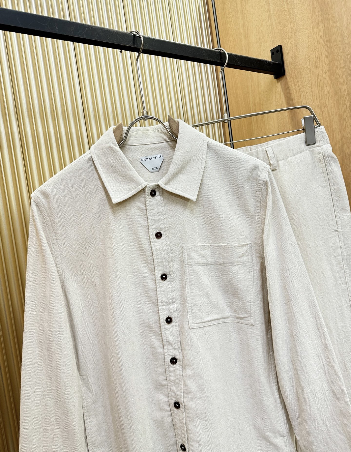 套装 葆蝶家Bottega Veneta 2026专柜同款亚麻套装，100%亚麻面料，亚麻衬衫就足够腔调