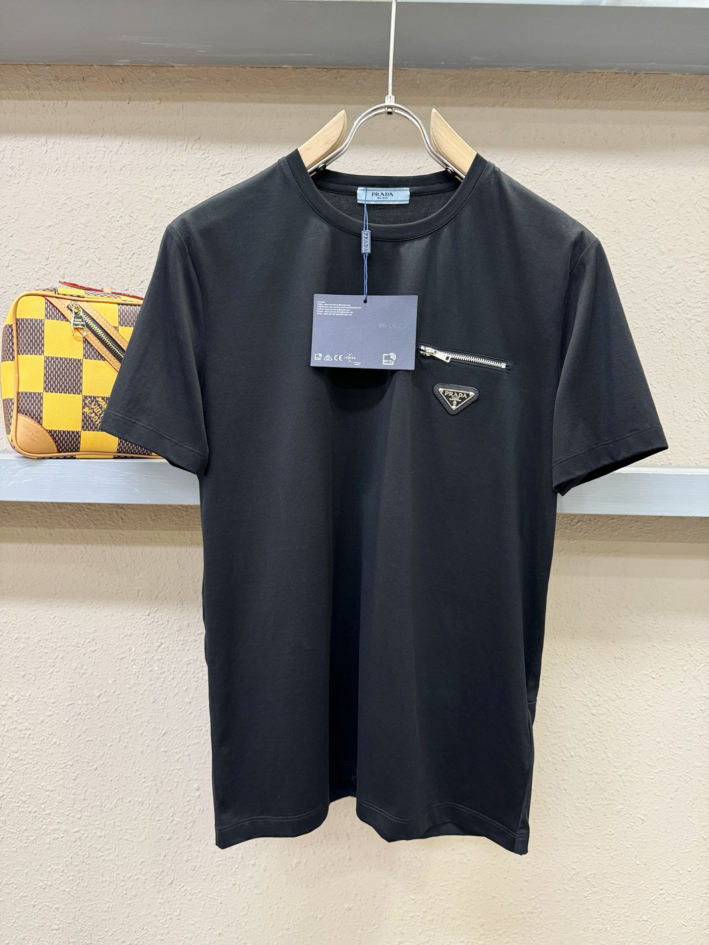 PRADA普拉达 顶级品质 2026新品短袖！原版定制面料，手感柔软。顶级进口私货，时尚设计潮流短袖，不