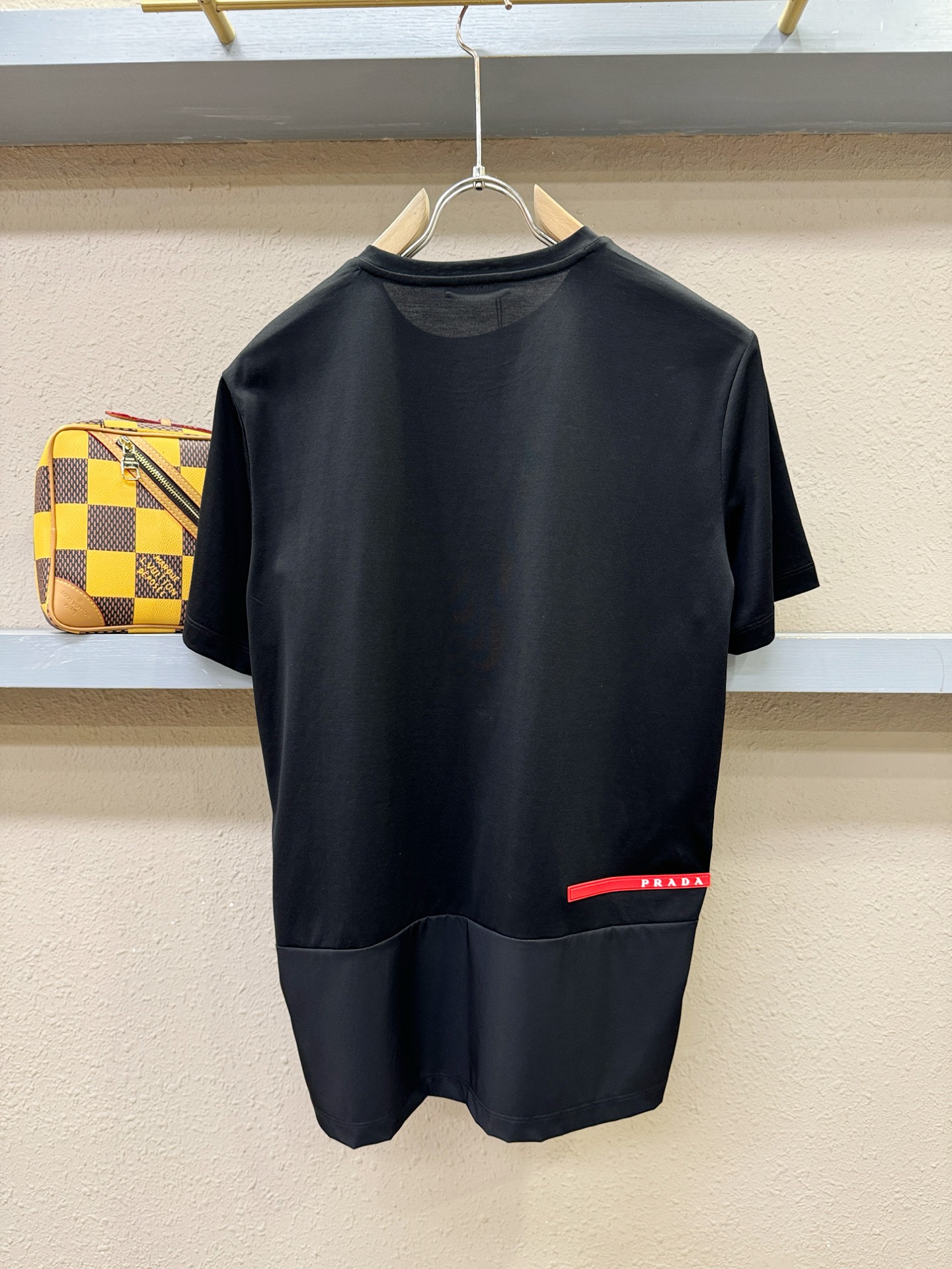 PRADA普拉达 顶级品质 2026新品短袖！原版定制面料，手感柔软。顶级进口私货，时尚设计潮流短袖，不