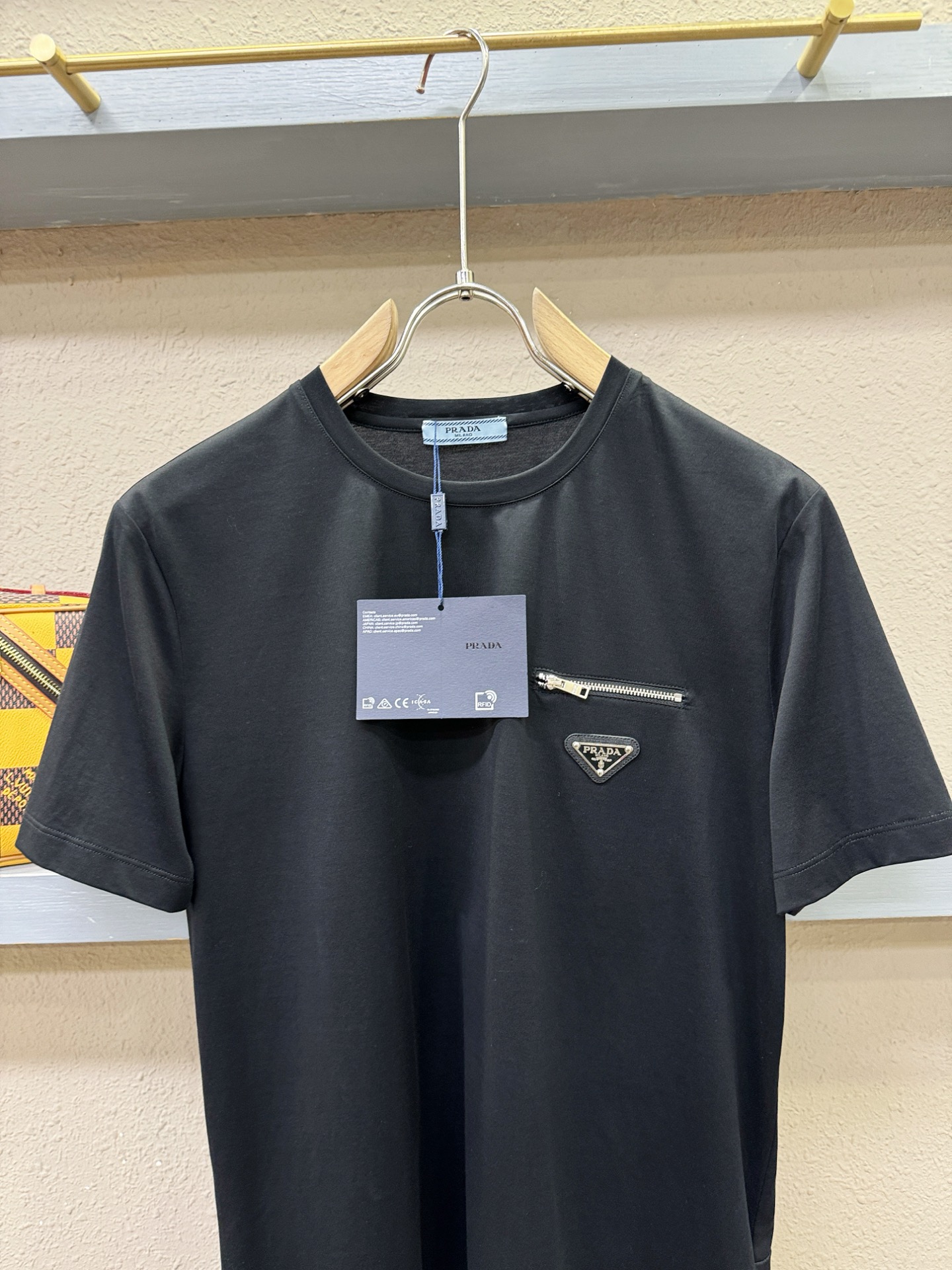 PRADA普拉达 顶级品质 2026新品短袖！原版定制面料，手感柔软。顶级进口私货，时尚设计潮流短袖，不