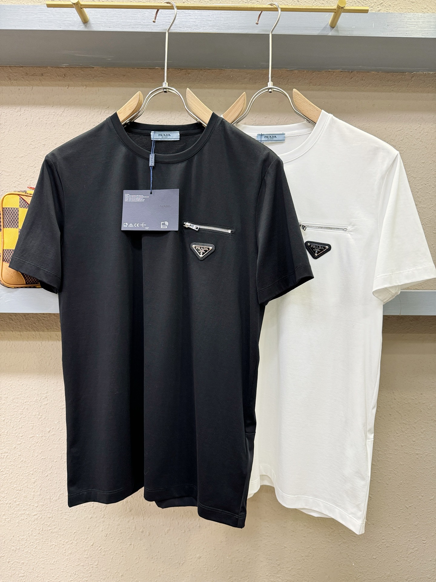 PRADA普拉达 顶级品质 2026新品短袖！原版定制面料，手感柔软。顶级进口私货，时尚设计潮流短袖，不