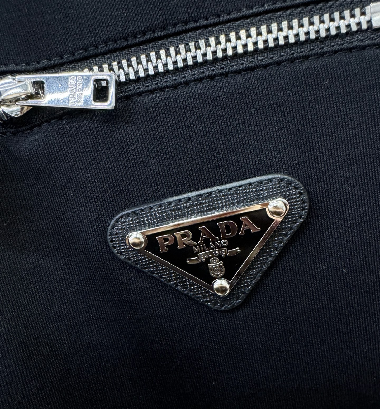 PRADA普拉达 顶级品质 2026新品短袖！原版定制面料，手感柔软。顶级进口私货，时尚设计潮流短袖，不