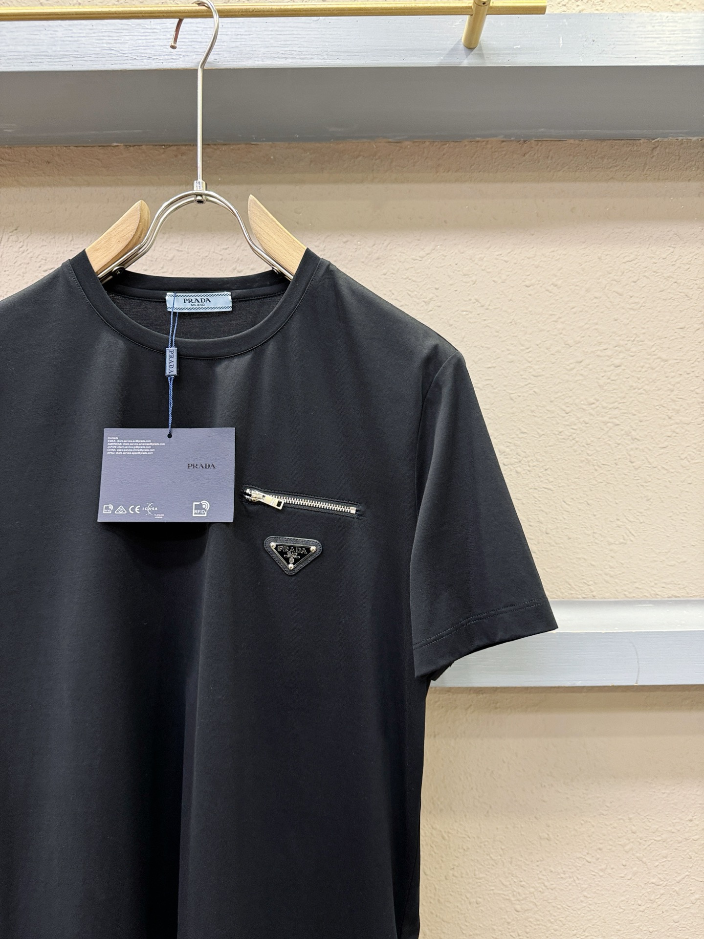 PRADA普拉达 顶级品质 2026新品短袖！原版定制面料，手感柔软。顶级进口私货，时尚设计潮流短袖，不