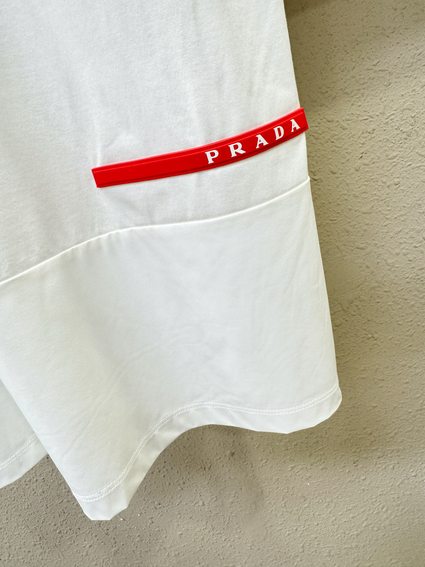 PRADA普拉达 顶级品质 2026新品短袖！原版定制面料，手感柔软。顶级进口私货，时尚设计潮流短袖，不