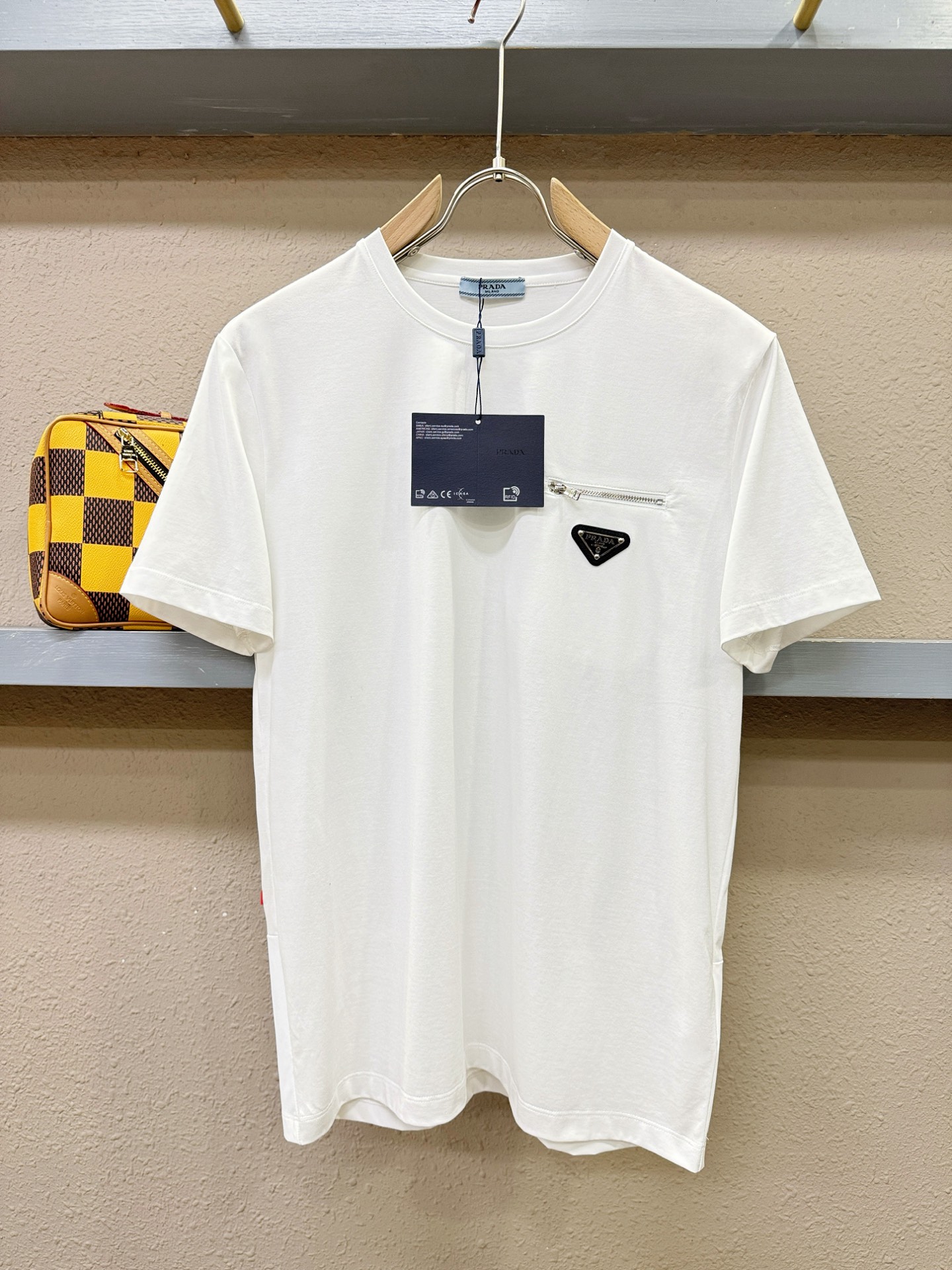 PRADA普拉达 顶级品质 2026新品短袖！原版定制面料，手感柔软。顶级进口私货，时尚设计潮流短袖，不