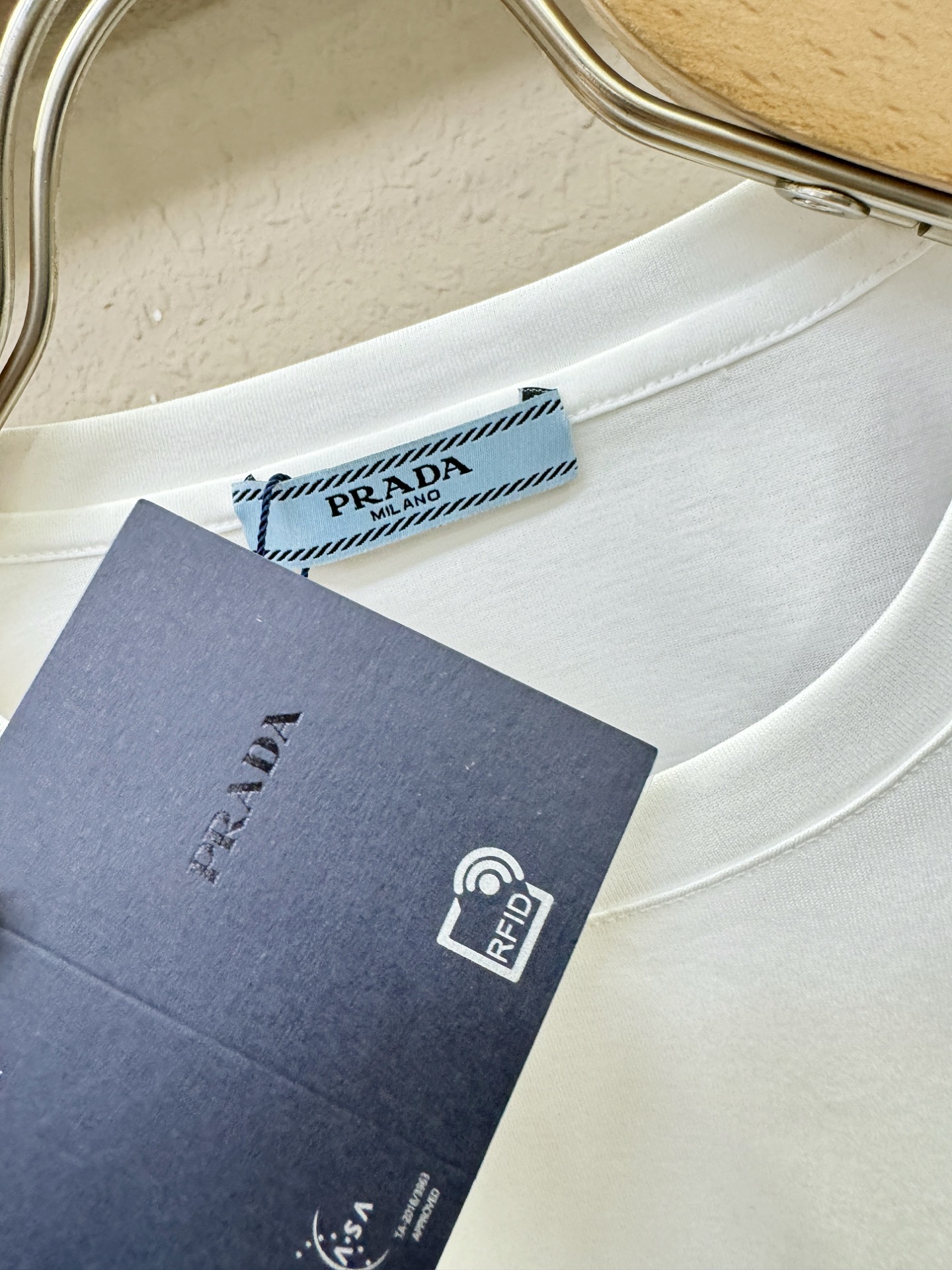 PRADA普拉达 顶级品质 2026新品短袖！原版定制面料，手感柔软。顶级进口私货，时尚设计潮流短袖，不