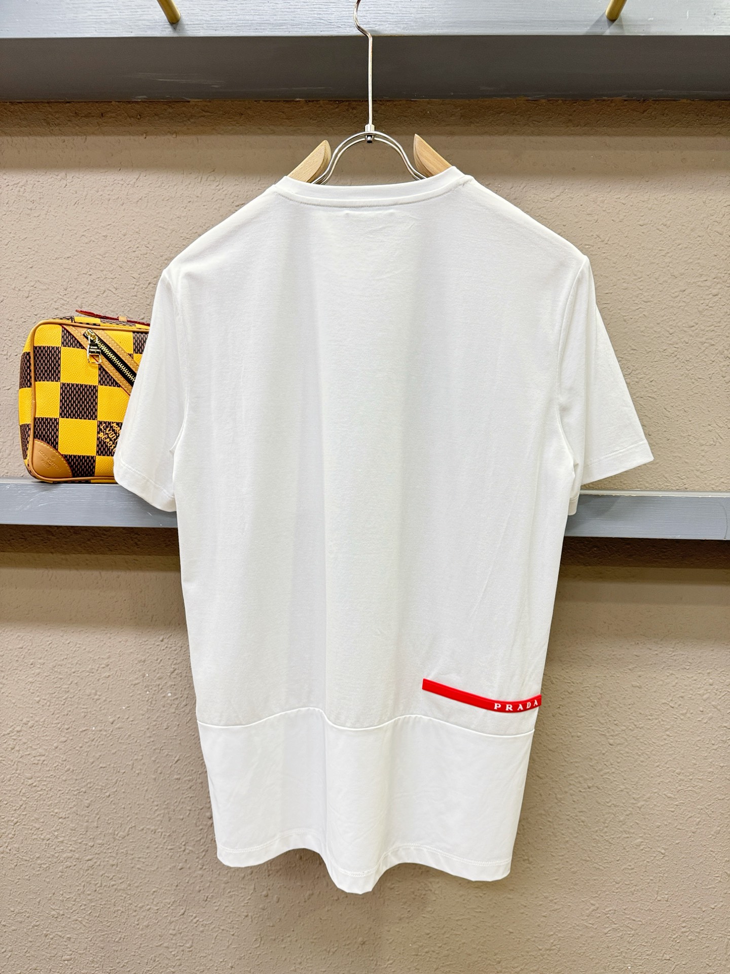 PRADA普拉达 顶级品质 2026新品短袖！原版定制面料，手感柔软。顶级进口私货，时尚设计潮流短袖，不