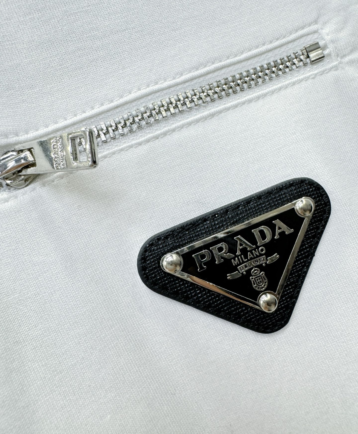 PRADA普拉达 顶级品质 2026新品短袖！原版定制面料，手感柔软。顶级进口私货，时尚设计潮流短袖，不